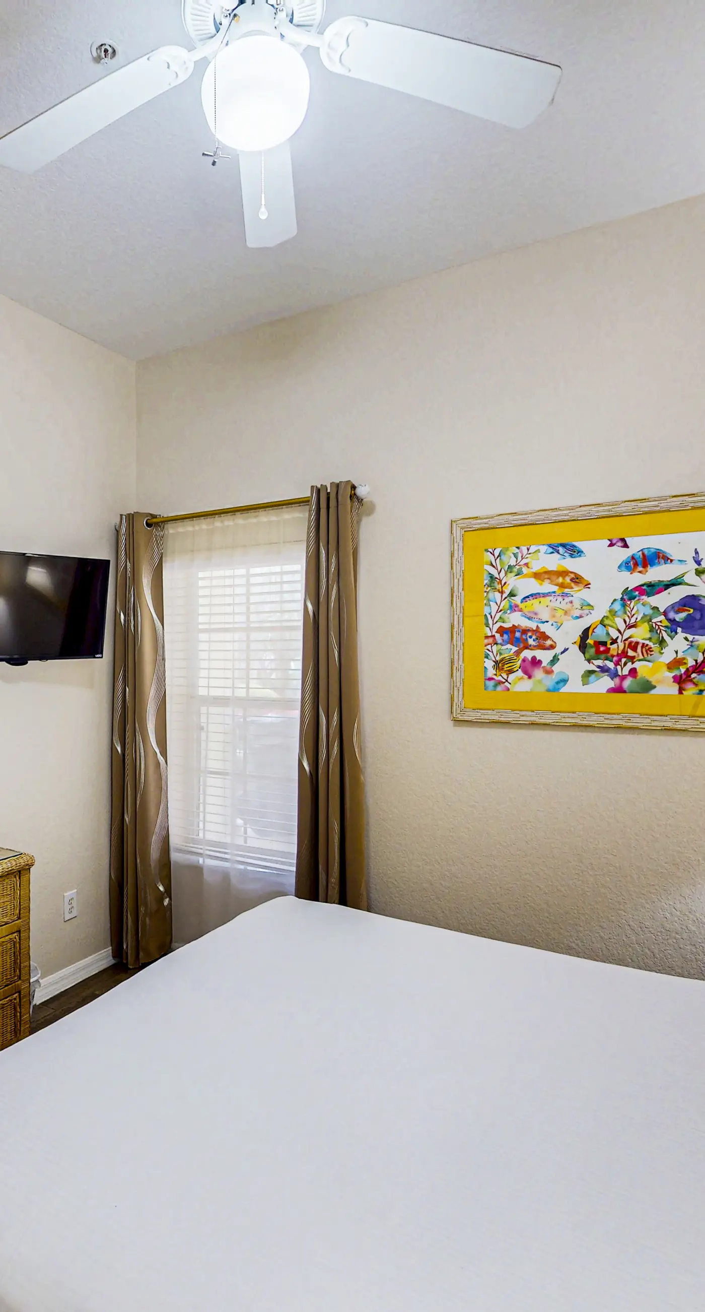 1st floor condo w/ pools, restaurant, balcony, tennis court, basketball court