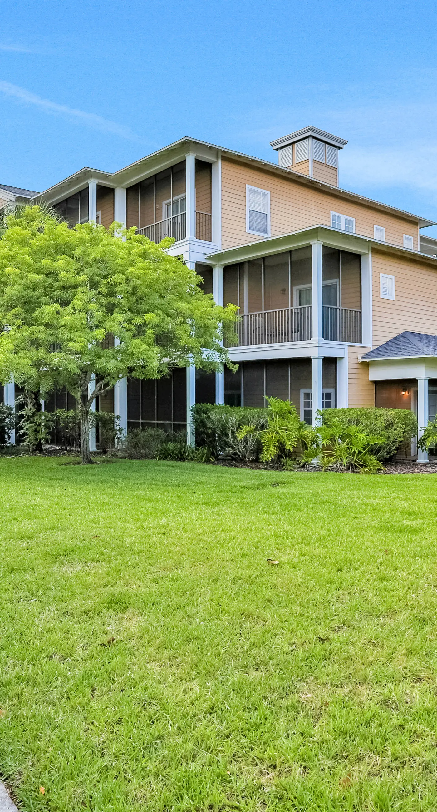 1st floor condo w/ pools, restaurant, balcony, tennis court, basketball court