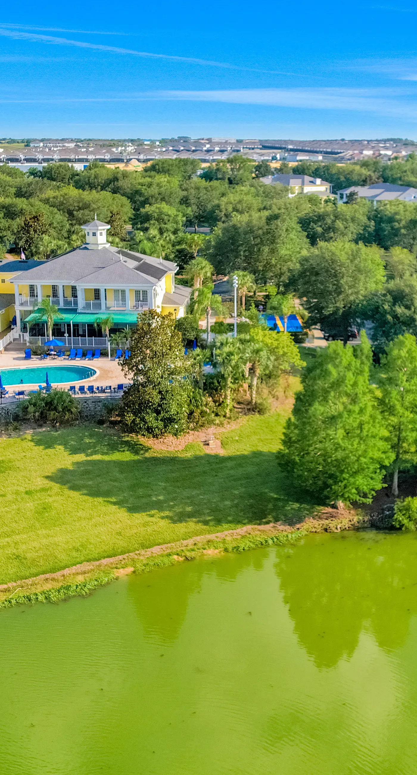 1st floor condo w/ pools, restaurant, balcony, tennis court, basketball court