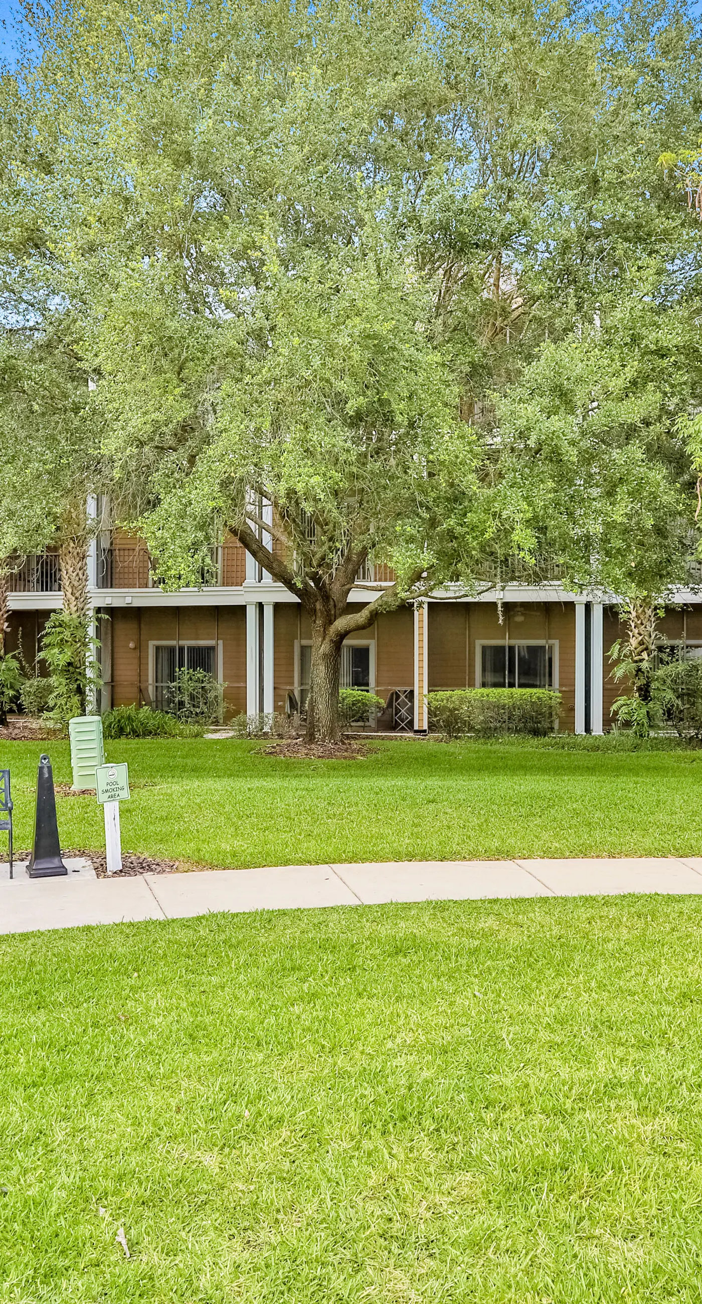 1st floor condo w/ pools, restaurant, balcony, tennis court, basketball court