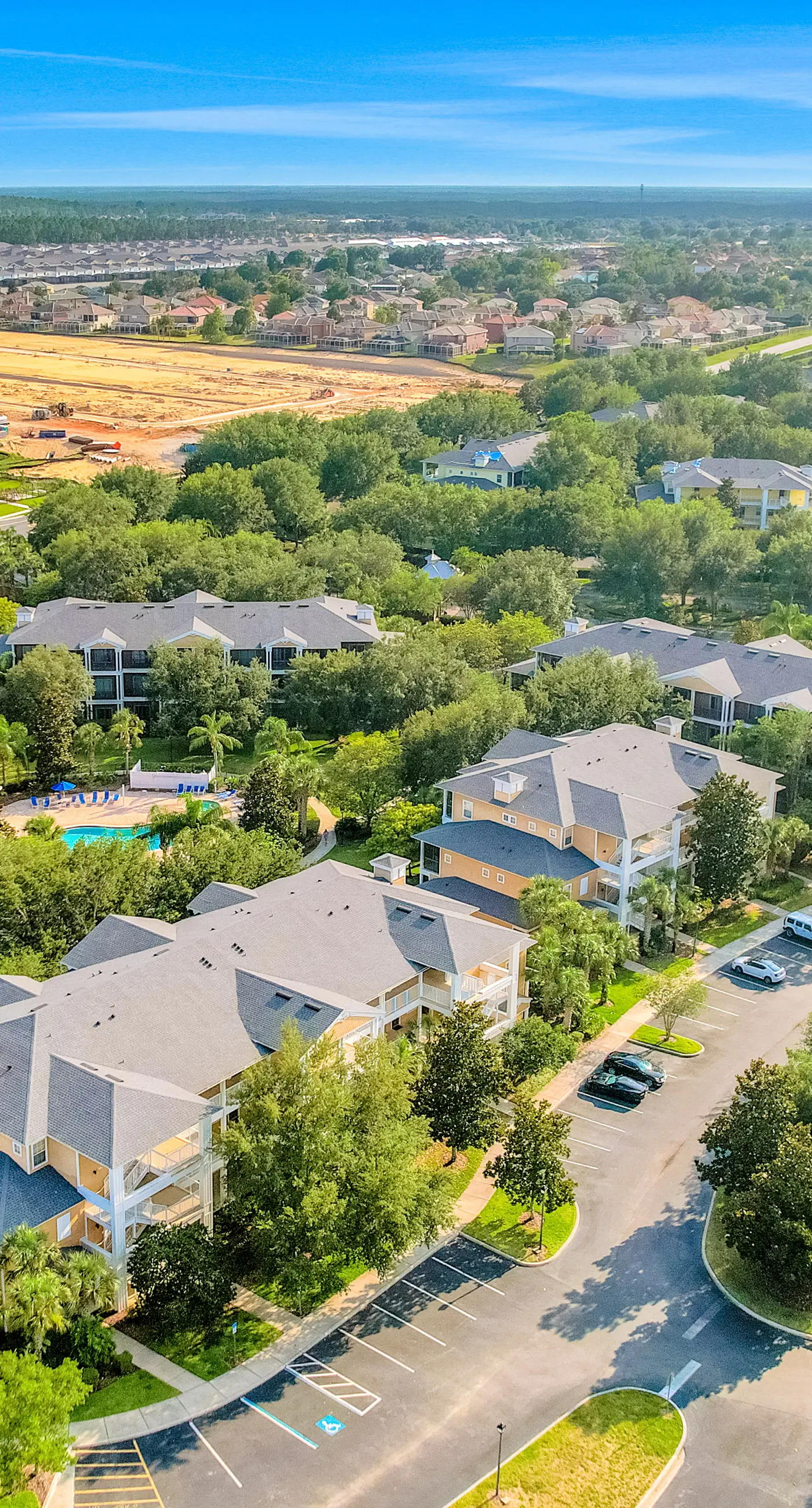 1st floor condo w/ pools, restaurant, balcony, tennis court, basketball court