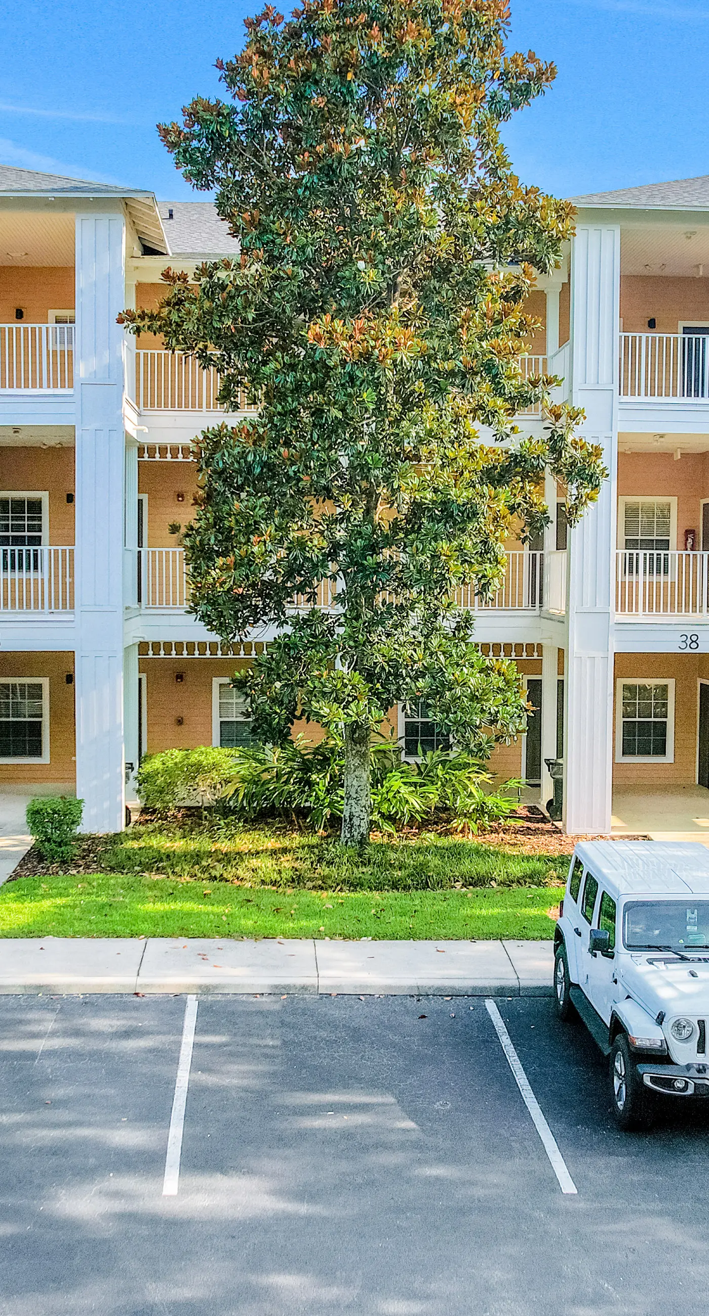 1st floor condo w/ pools, restaurant, balcony, tennis court, basketball court