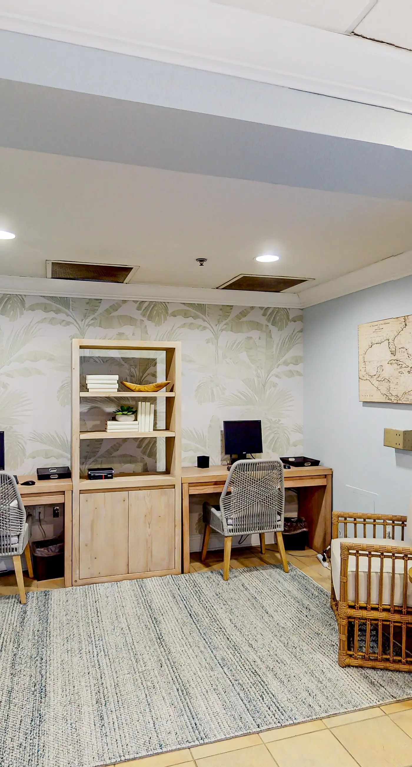 1st floor condo w/ pools, restaurant, balcony, tennis court, basketball court