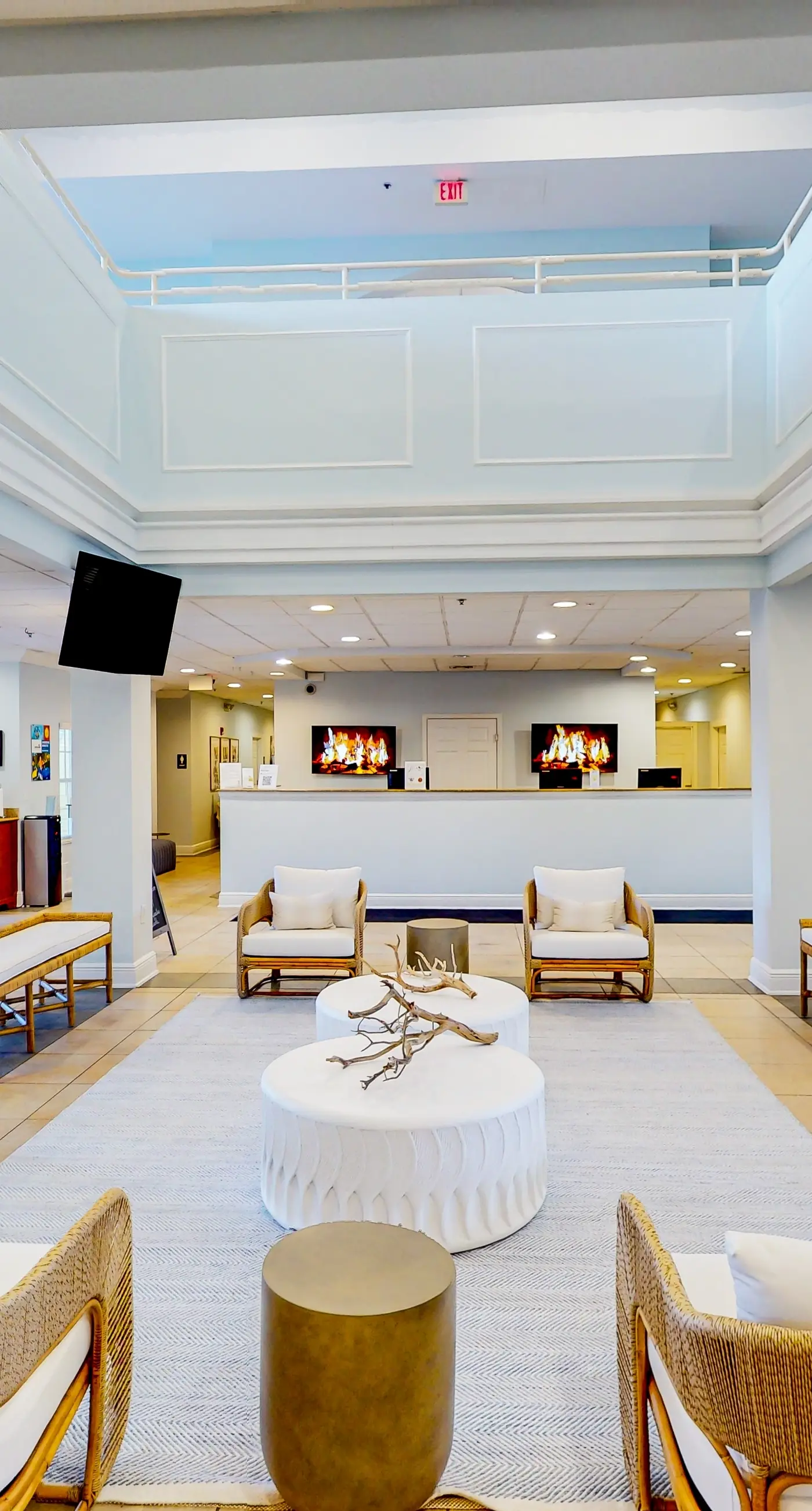 1st floor condo w/ pools, restaurant, balcony, tennis court, basketball court