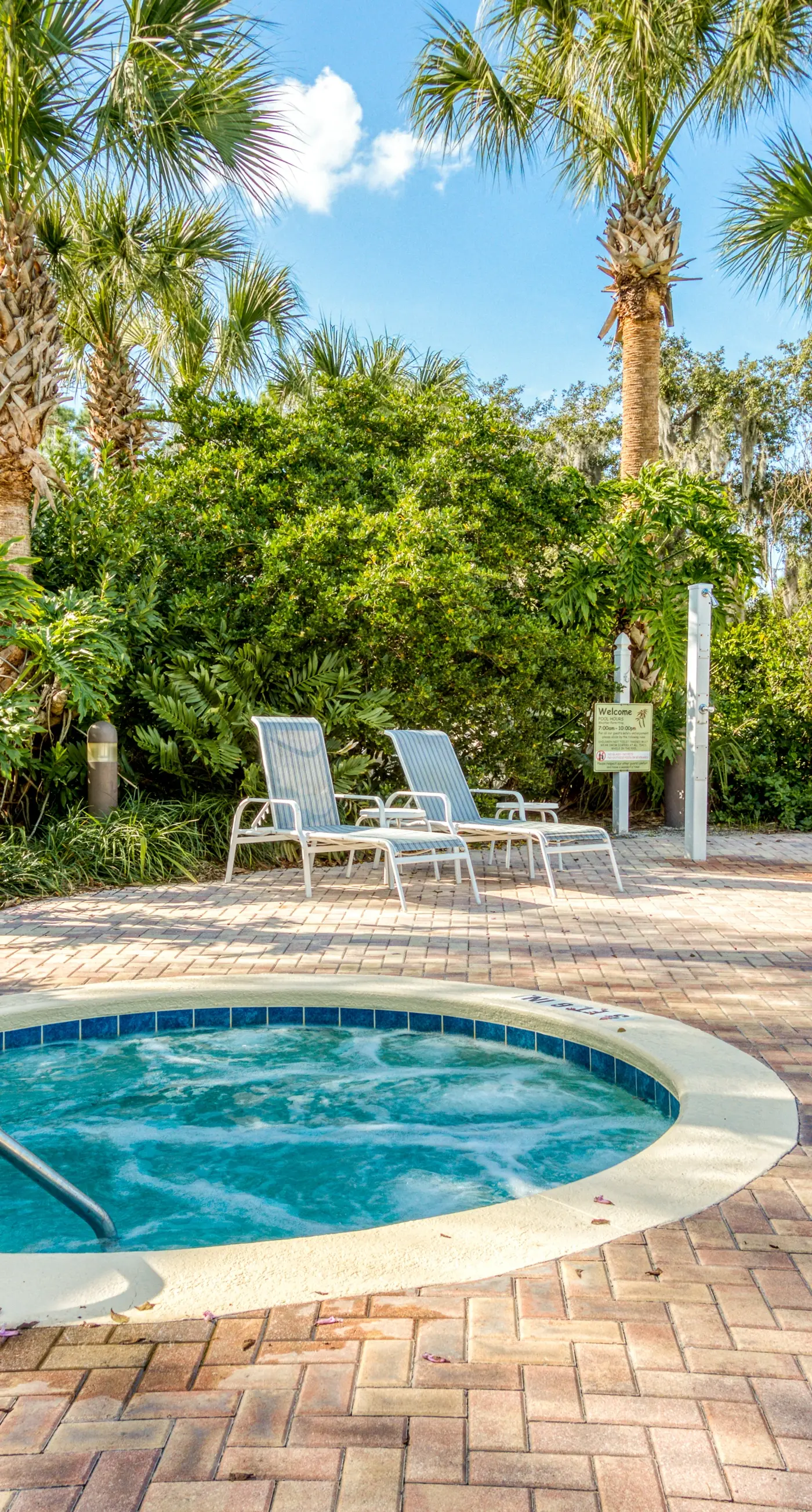 1st floor condo w/ pools, restaurant, balcony, tennis court, basketball court