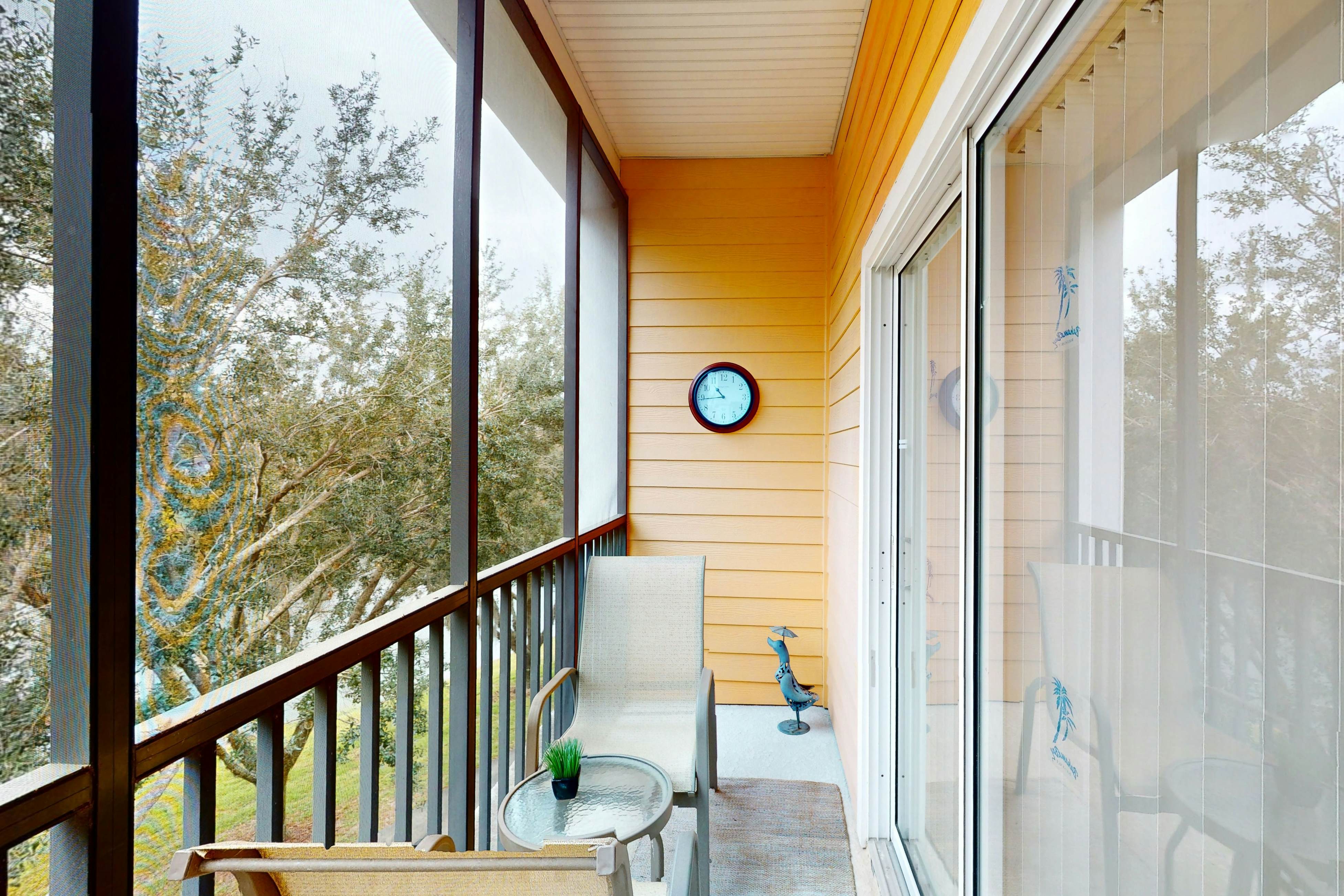 2nd floor condo w/ shared pools, basketball court, tennis court, patio, sauna