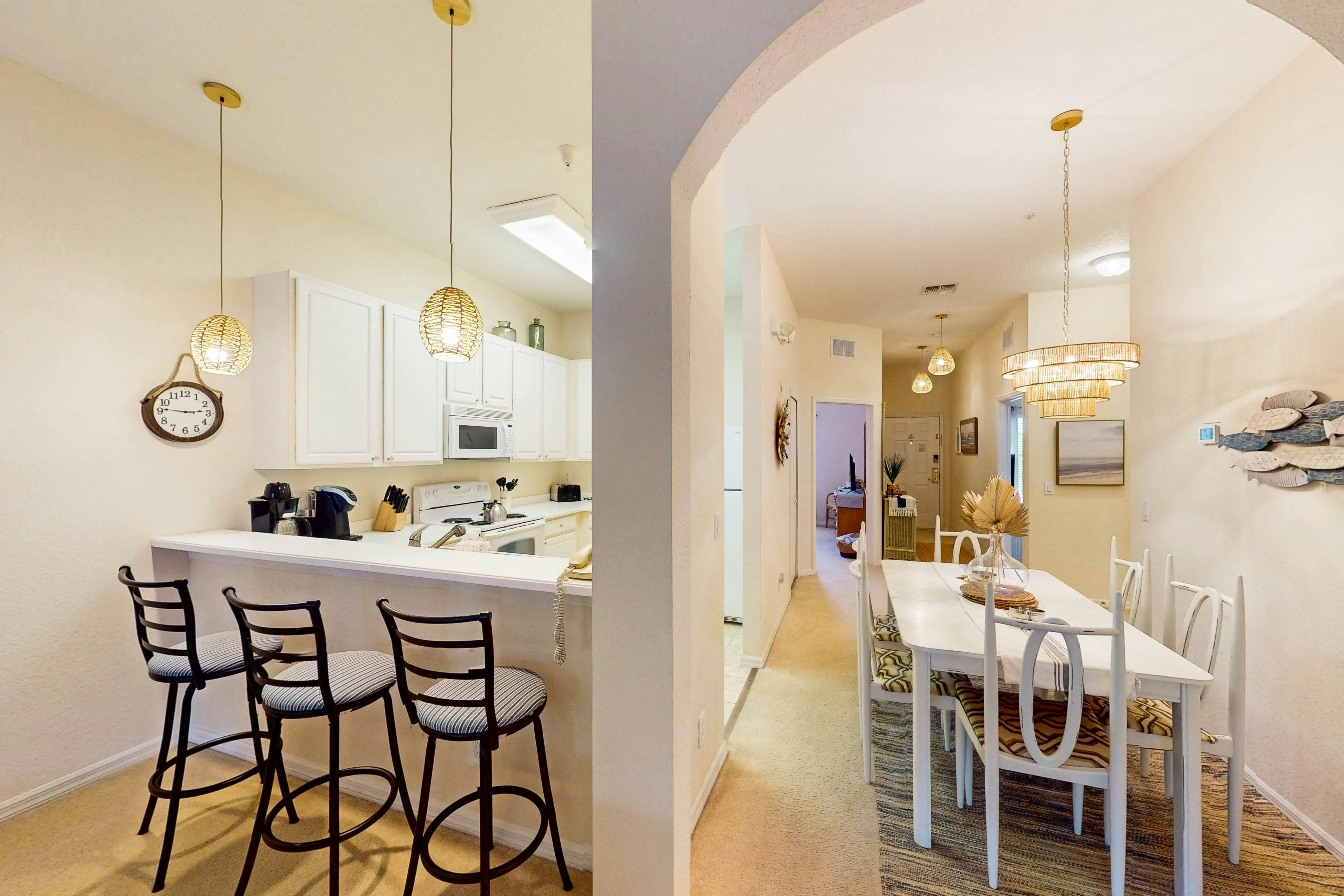 2nd floor condo w/ shared pools, basketball court, tennis court, patio, sauna