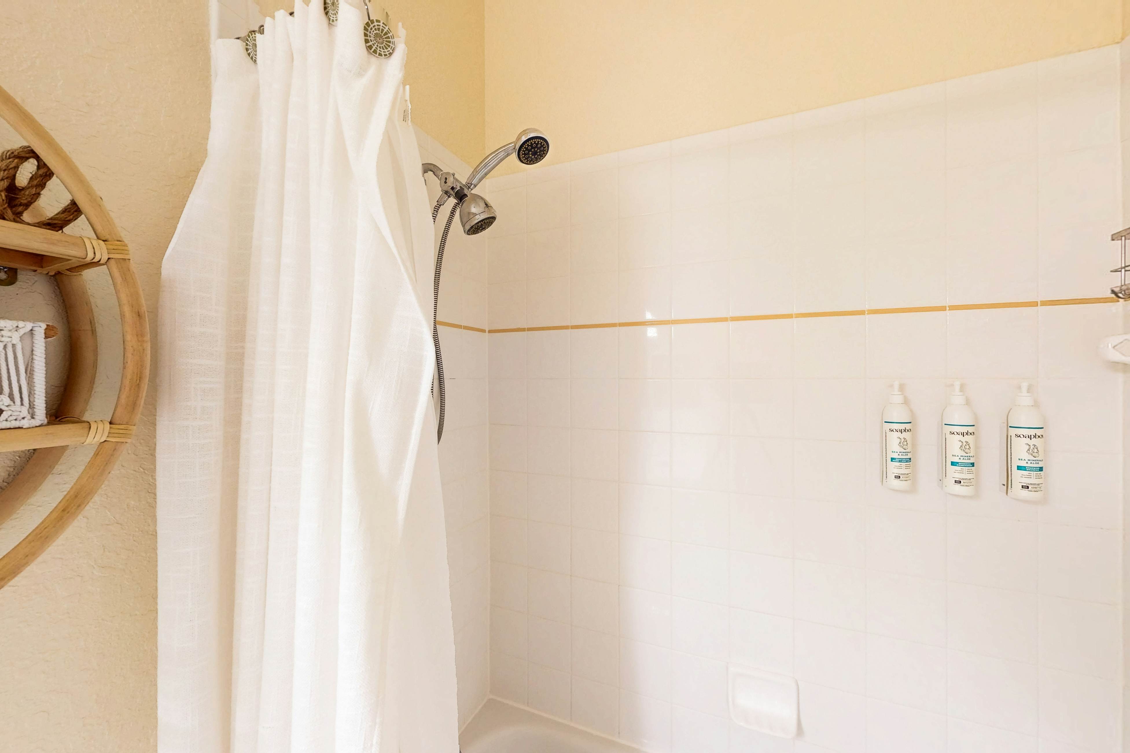 2nd floor condo w/ shared pools, basketball court, tennis court, patio, sauna