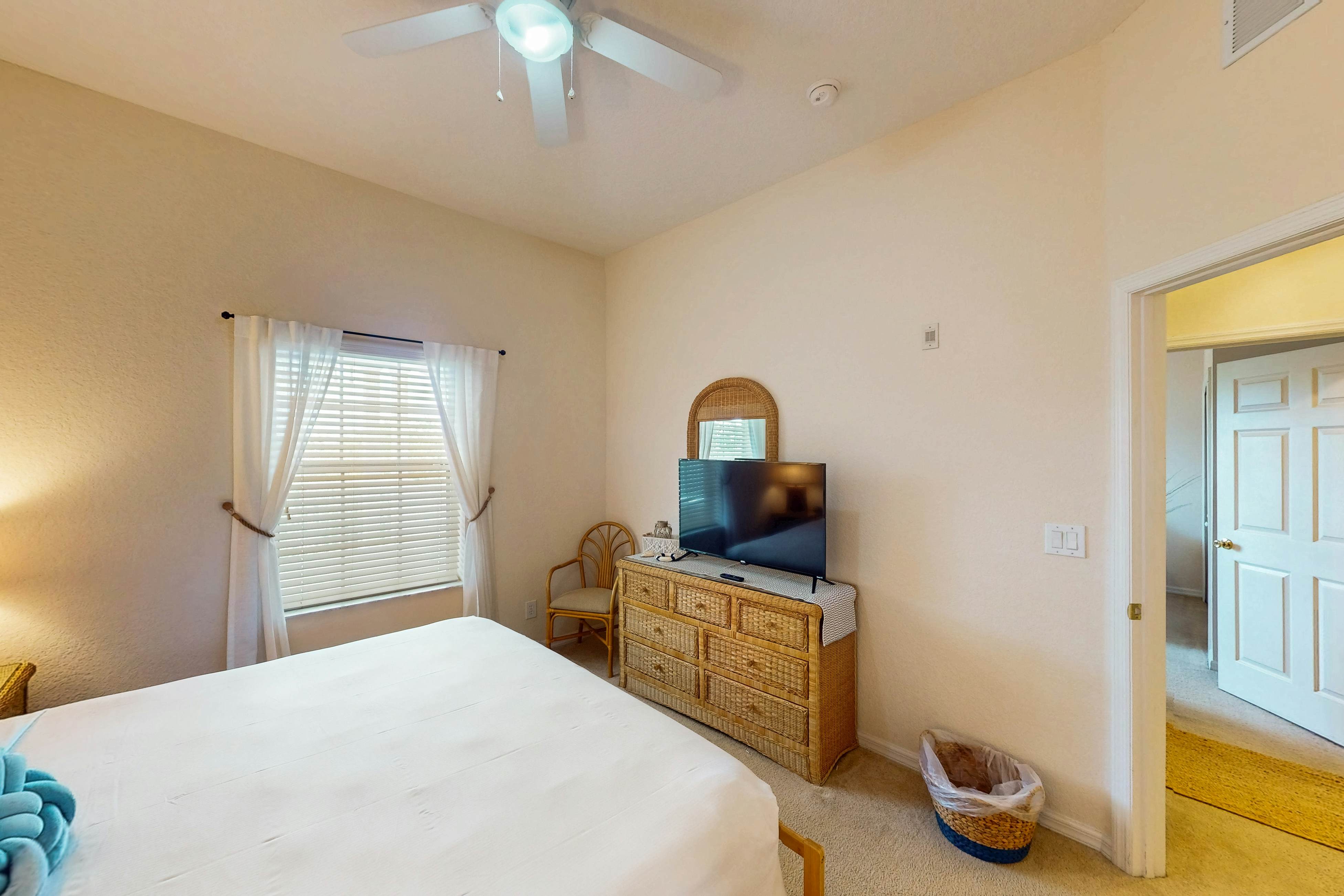 2nd floor condo w/ shared pools, basketball court, tennis court, patio, sauna