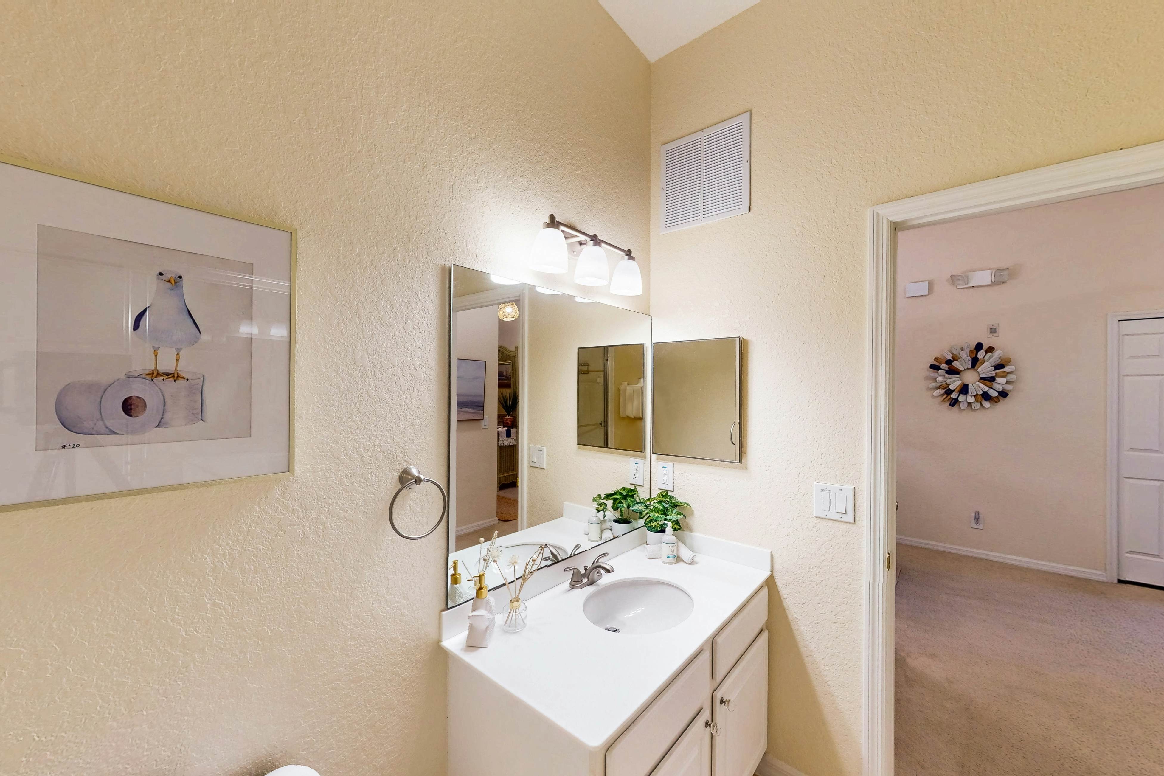 2nd floor condo w/ shared pools, basketball court, tennis court, patio, sauna