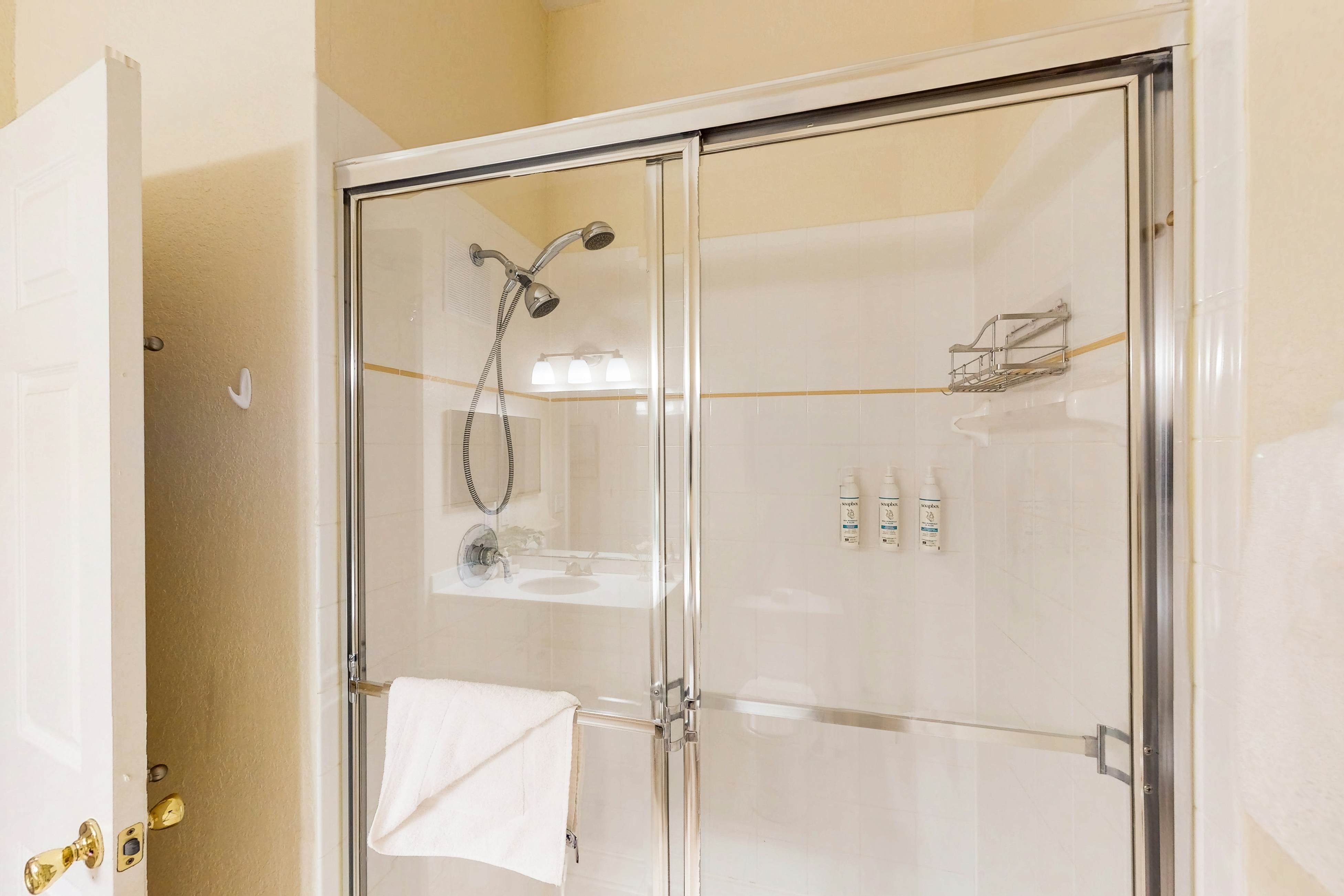 2nd floor condo w/ shared pools, basketball court, tennis court, patio, sauna