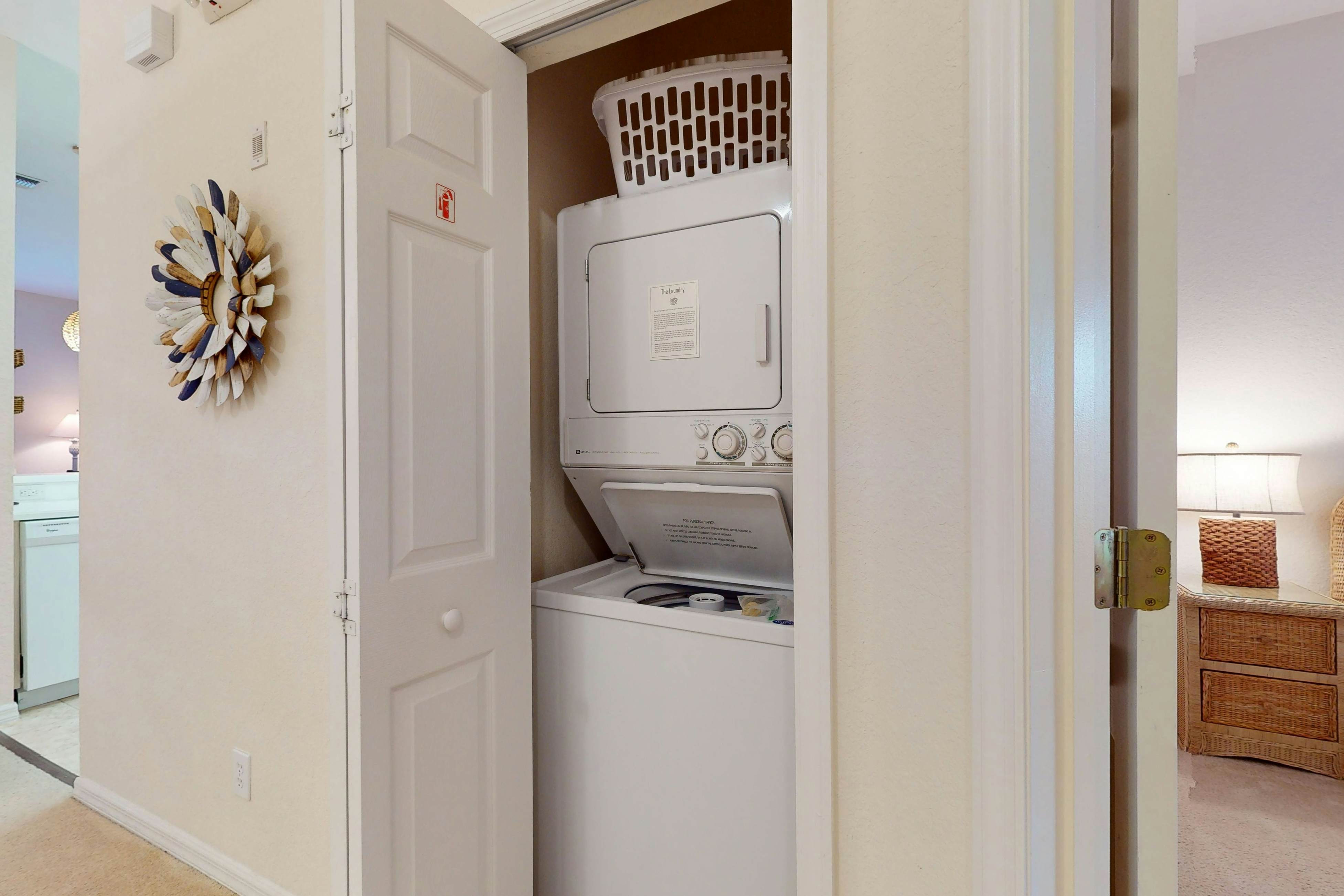 2nd floor condo w/ shared pools, basketball court, tennis court, patio, sauna