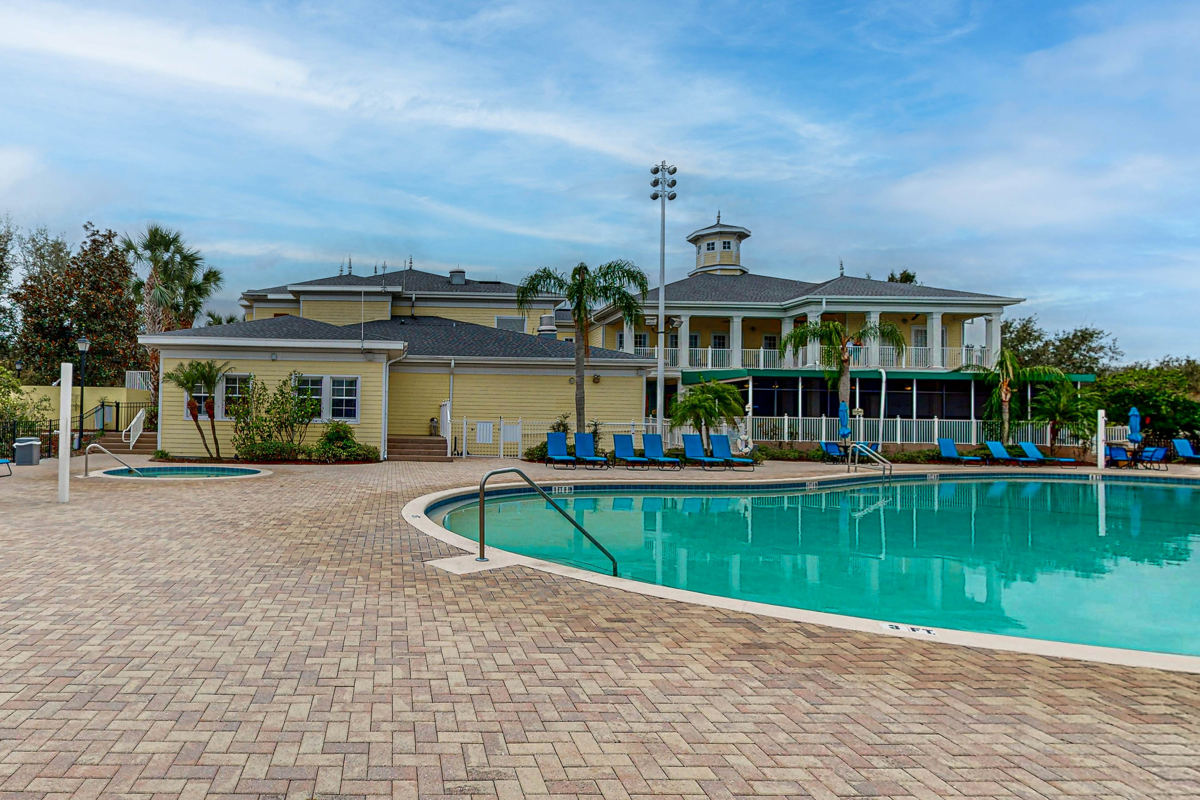 2nd floor condo w/ shared pools, basketball court, tennis court, patio, sauna