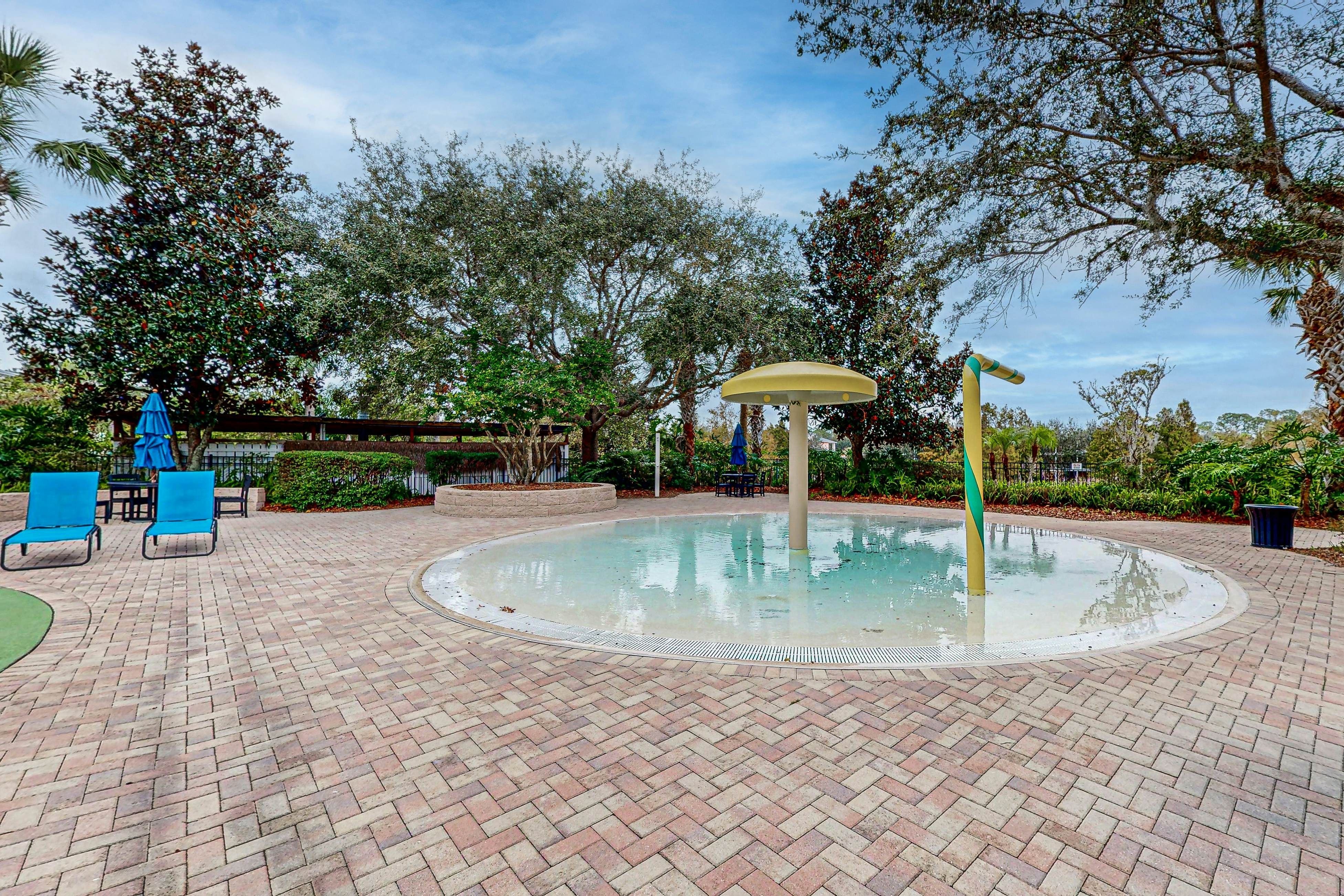 2nd floor condo w/ shared pools, basketball court, tennis court, patio, sauna