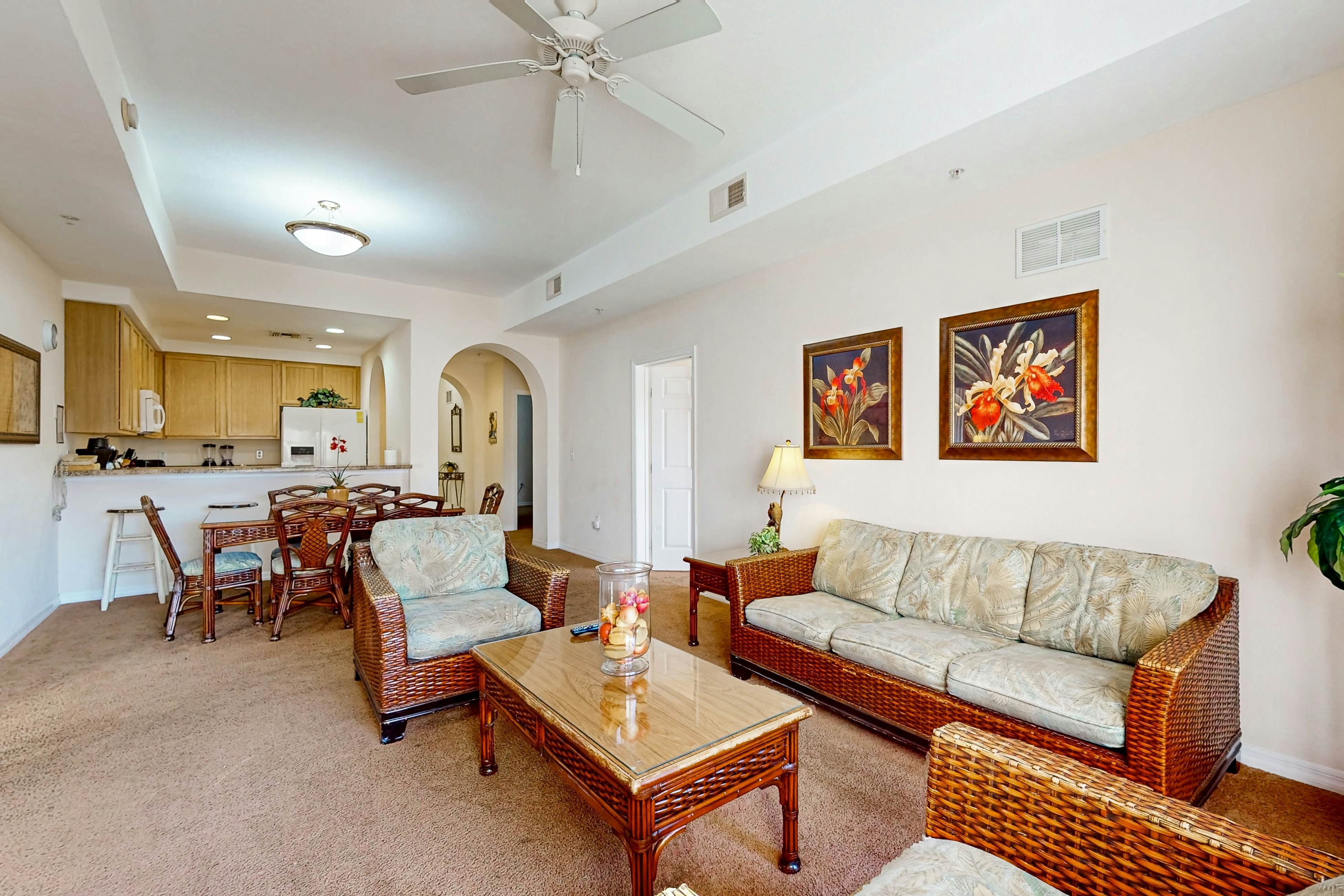 4th floor condo w/ balcony, sauna, hot tub, gym, pools, near theme parks