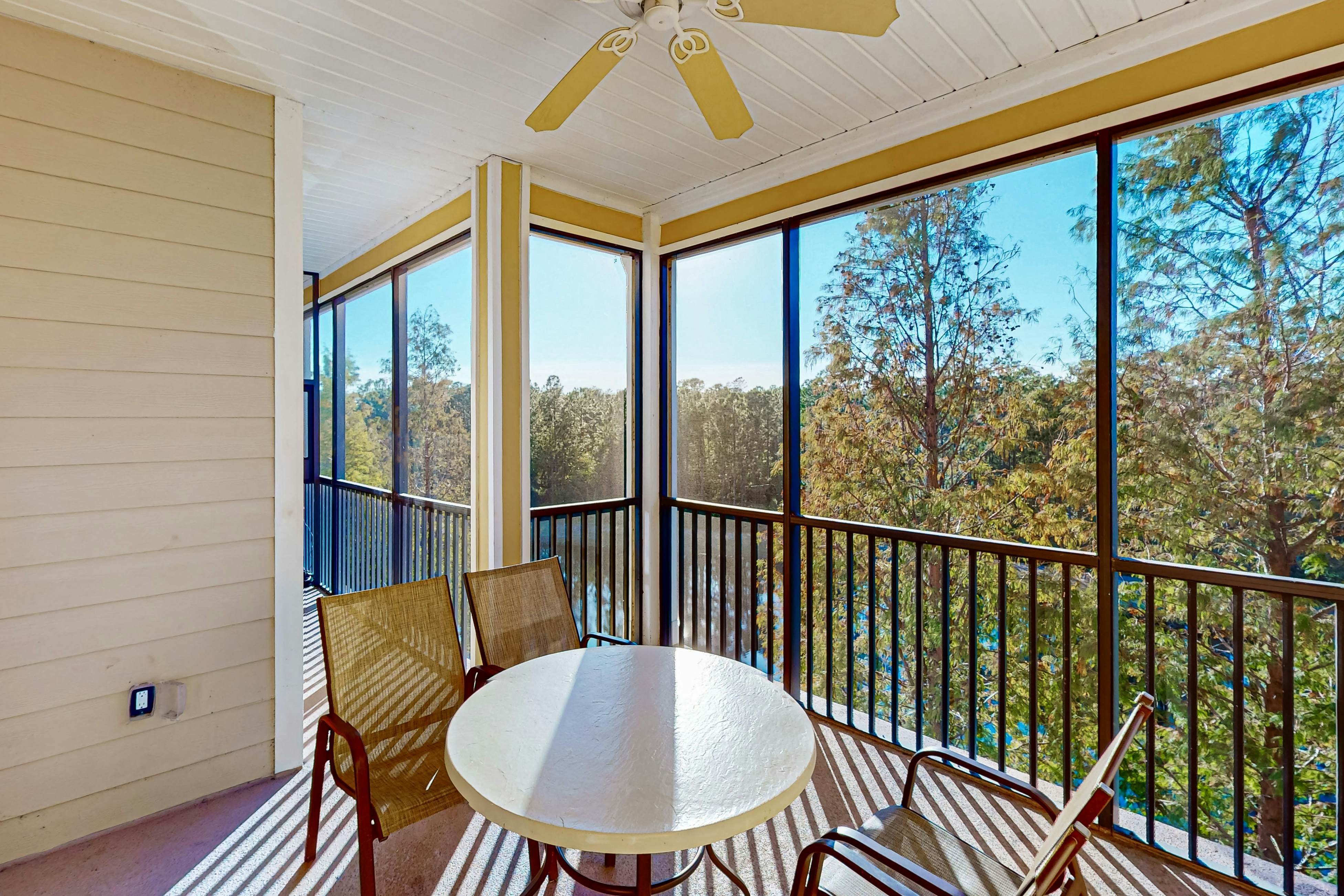 4th floor condo w/ balcony, sauna, hot tub, gym, pools, near theme parks