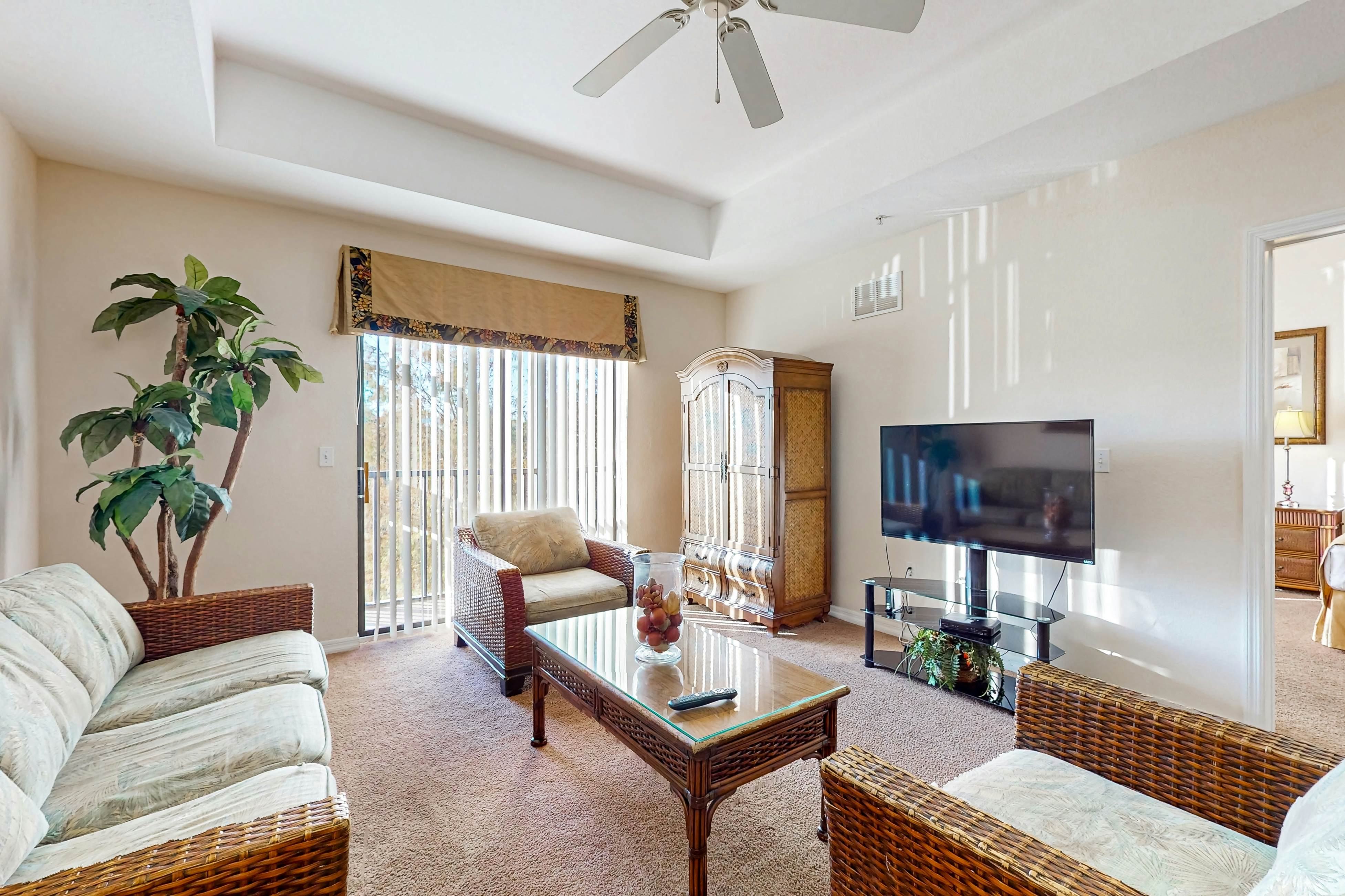 4th floor condo w/ balcony, sauna, hot tub, gym, pools, near theme parks