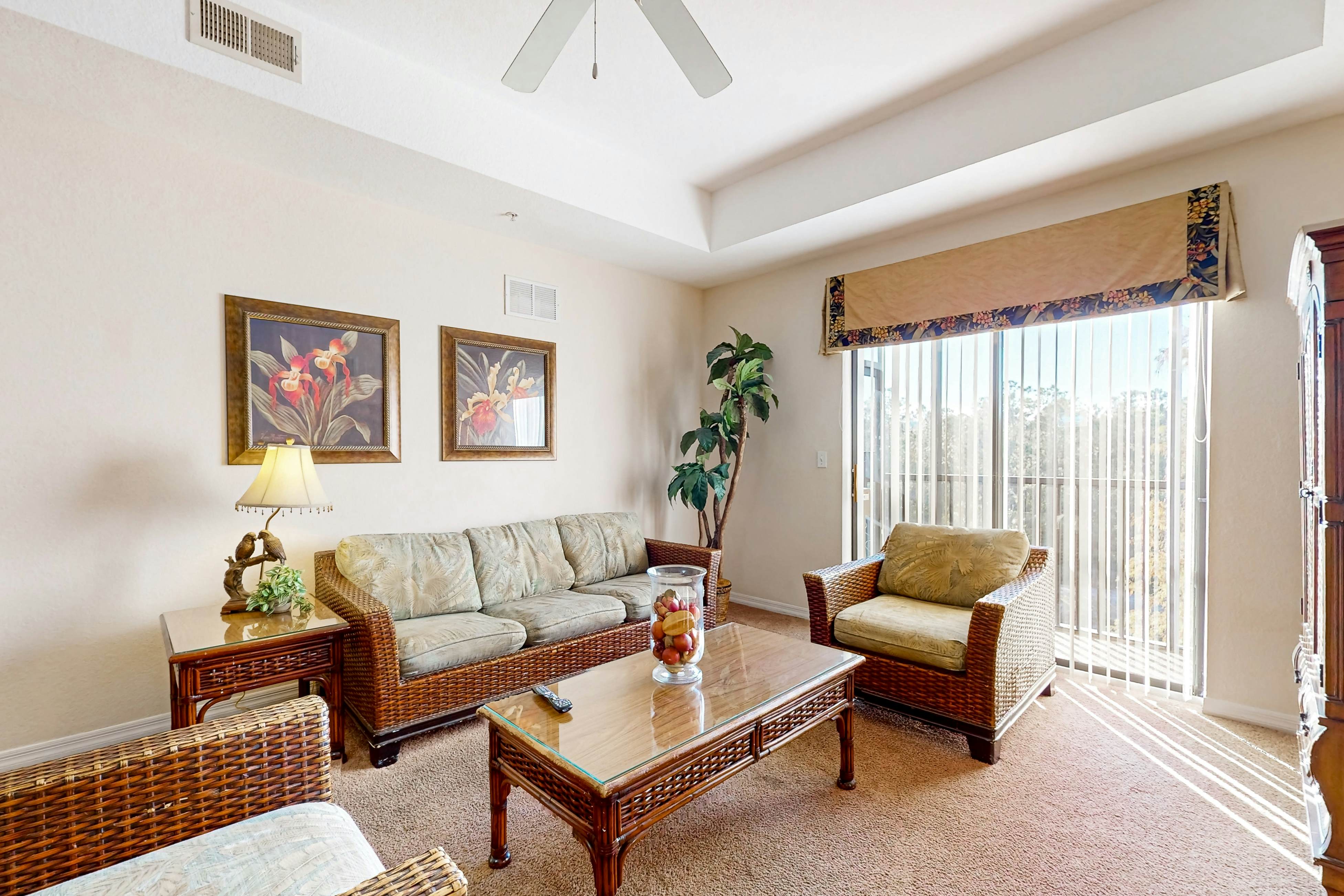 4th floor condo w/ balcony, sauna, hot tub, gym, pools, near theme parks