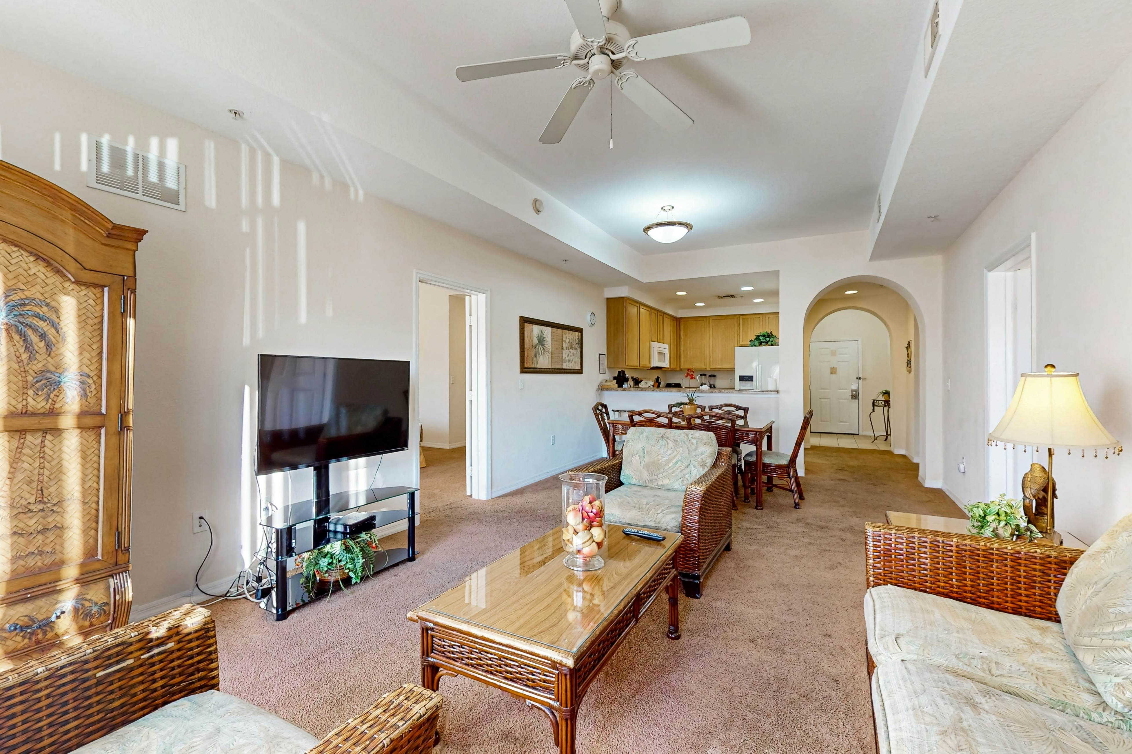 4th floor condo w/ balcony, sauna, hot tub, gym, pools, near theme parks