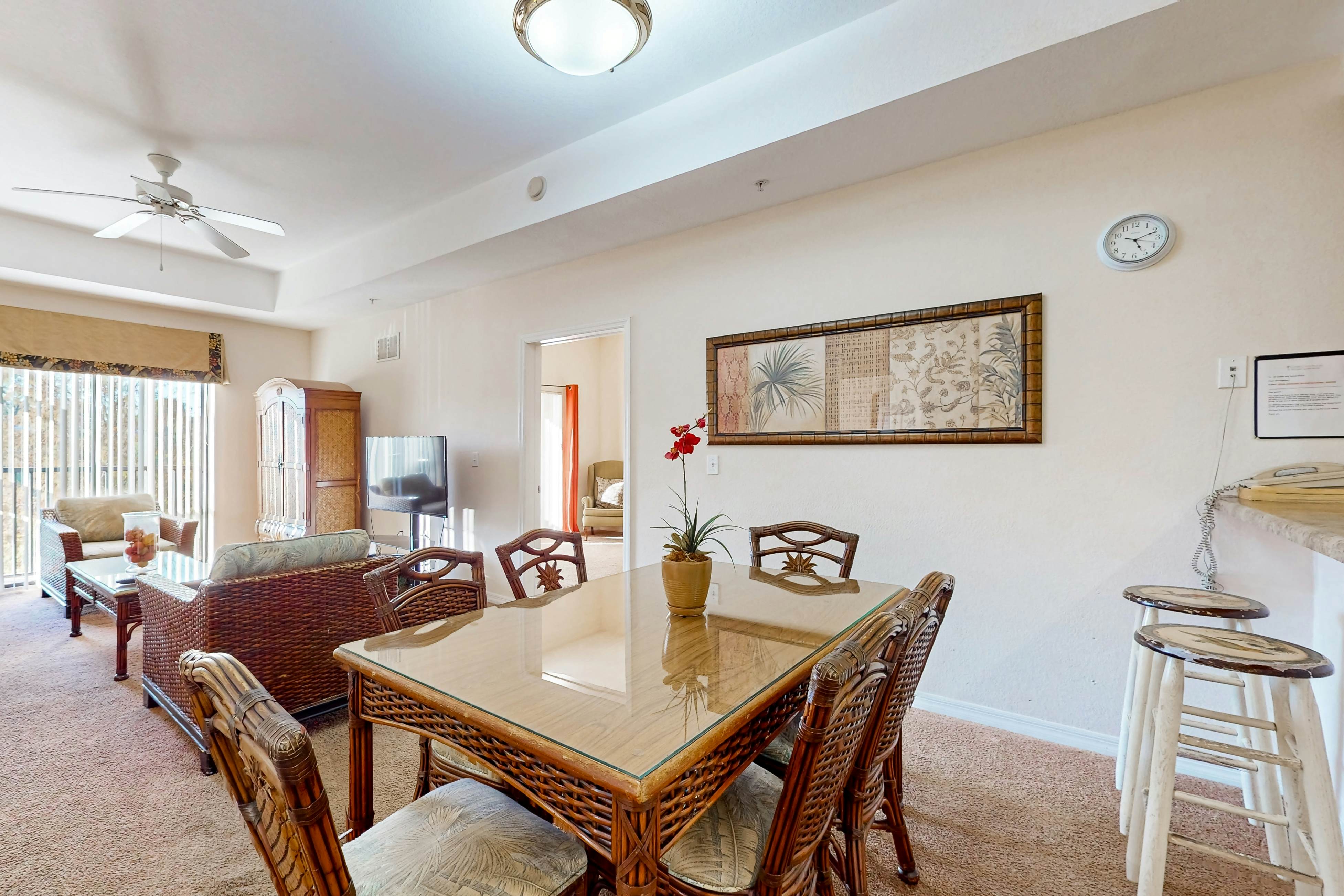 4th floor condo w/ balcony, sauna, hot tub, gym, pools, near theme parks