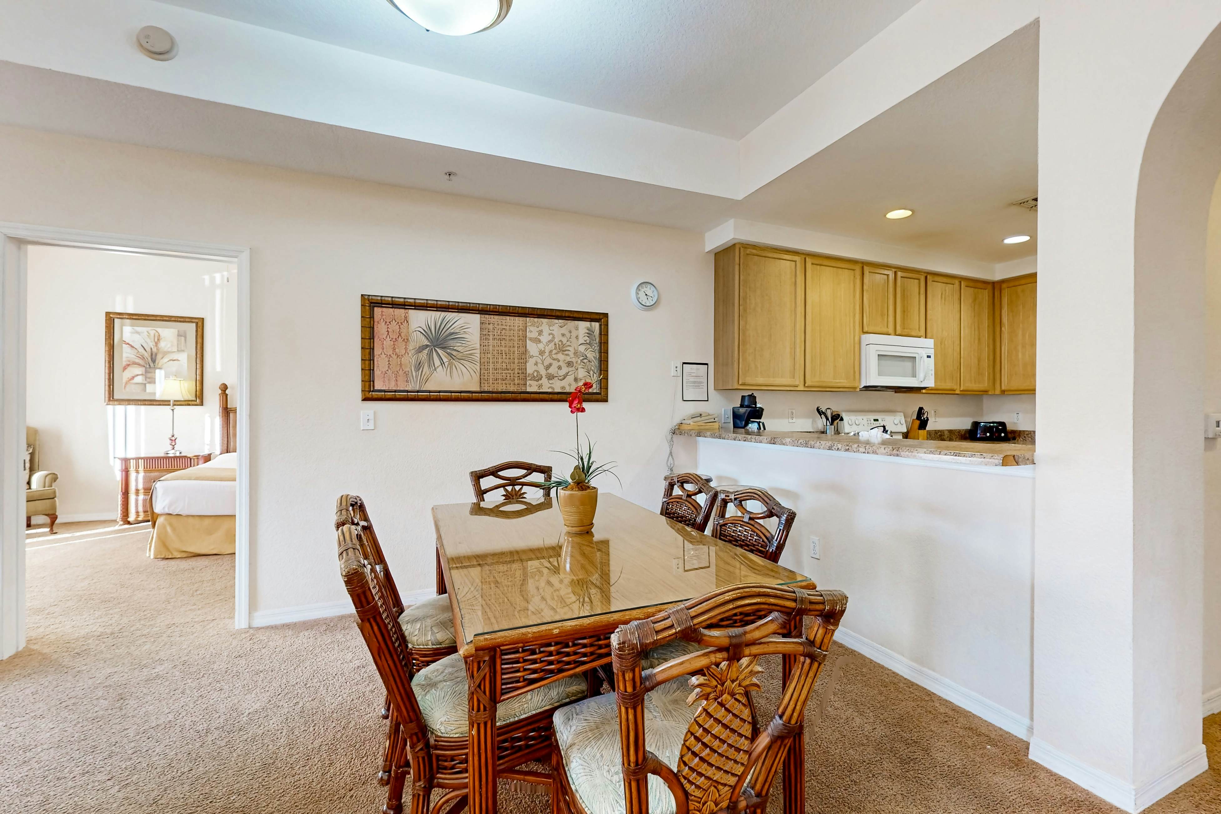 4th floor condo w/ balcony, sauna, hot tub, gym, pools, near theme parks