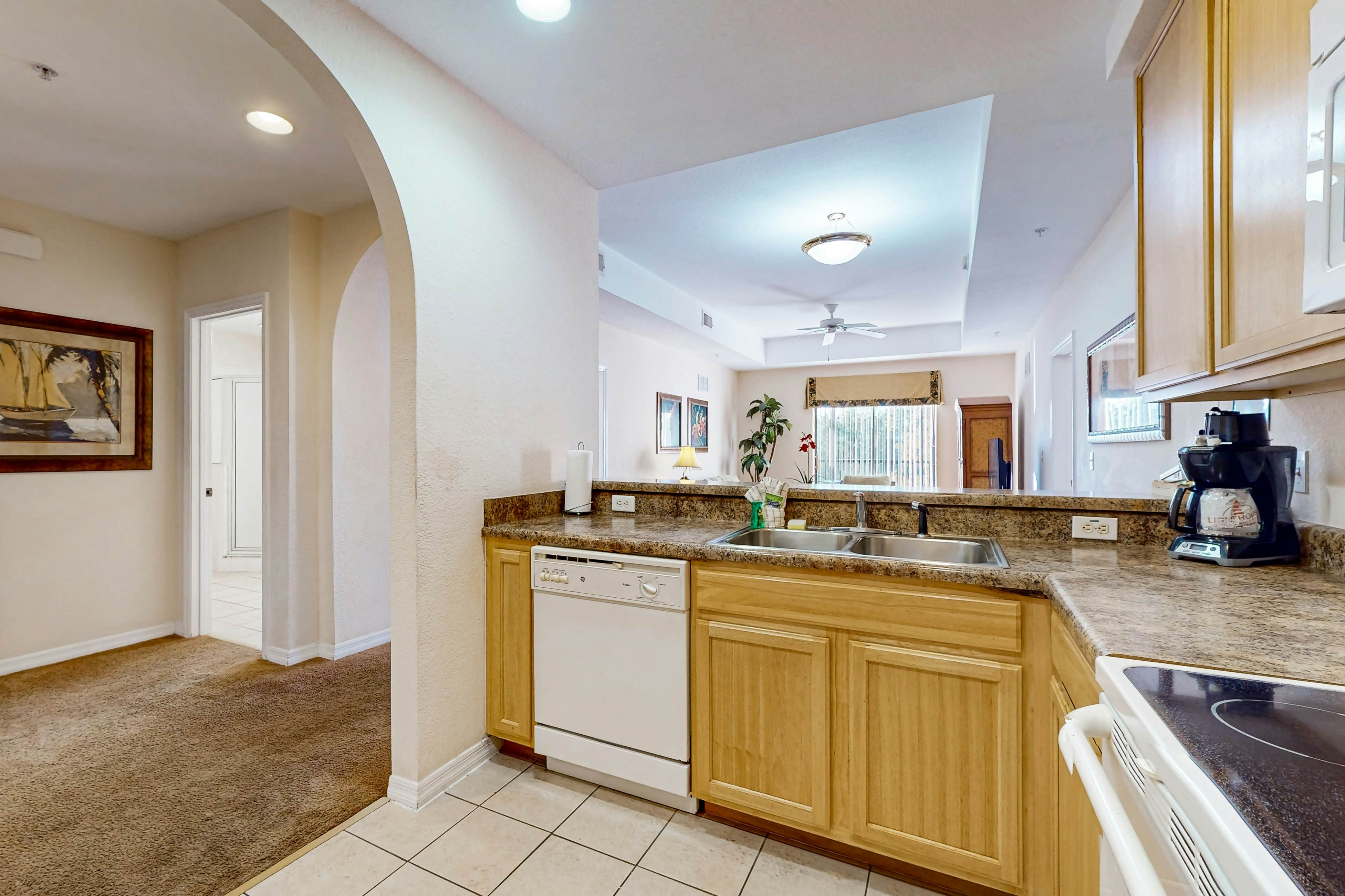 4th floor condo w/ balcony, sauna, hot tub, gym, pools, near theme parks