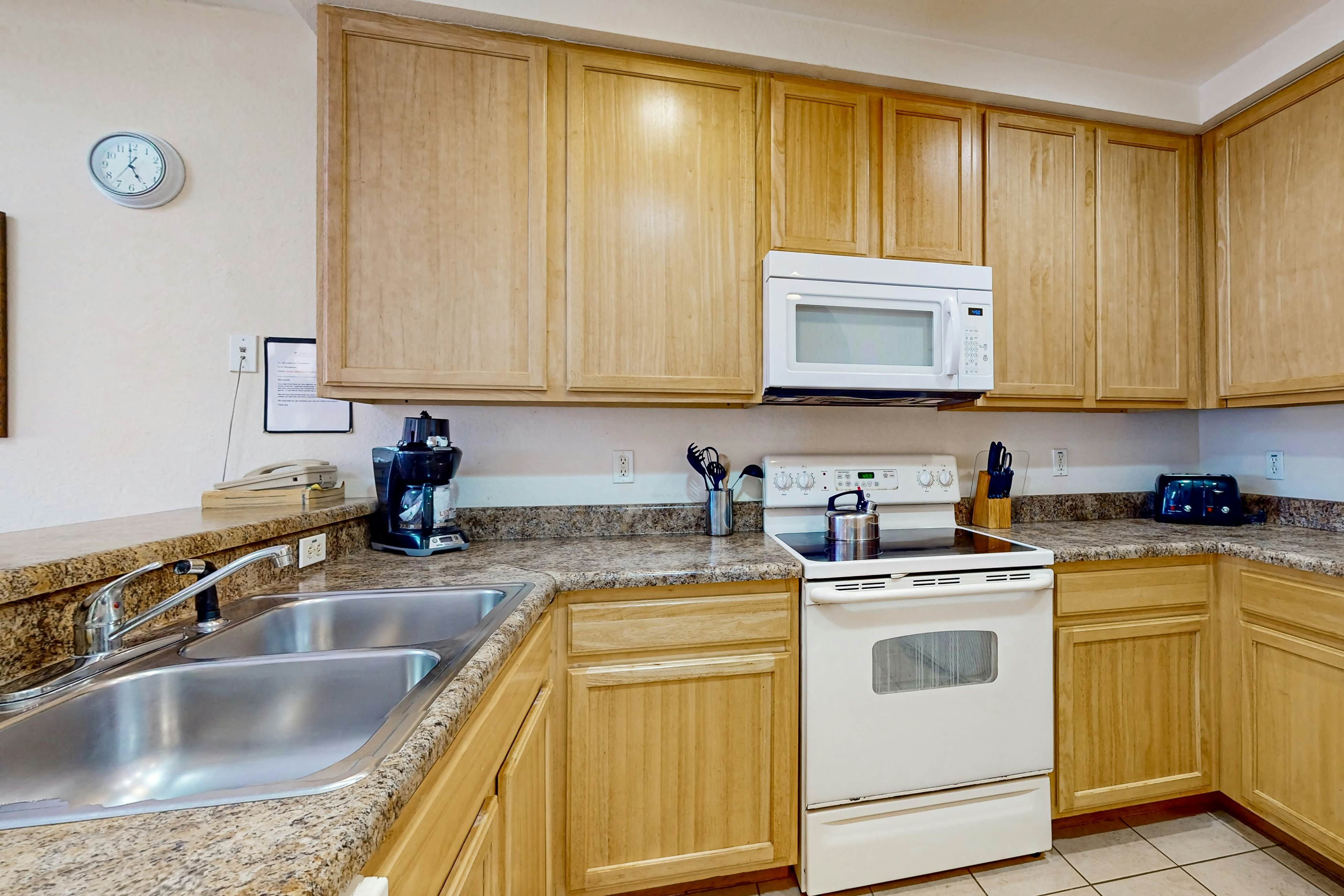 4th floor condo w/ balcony, sauna, hot tub, gym, pools, near theme parks