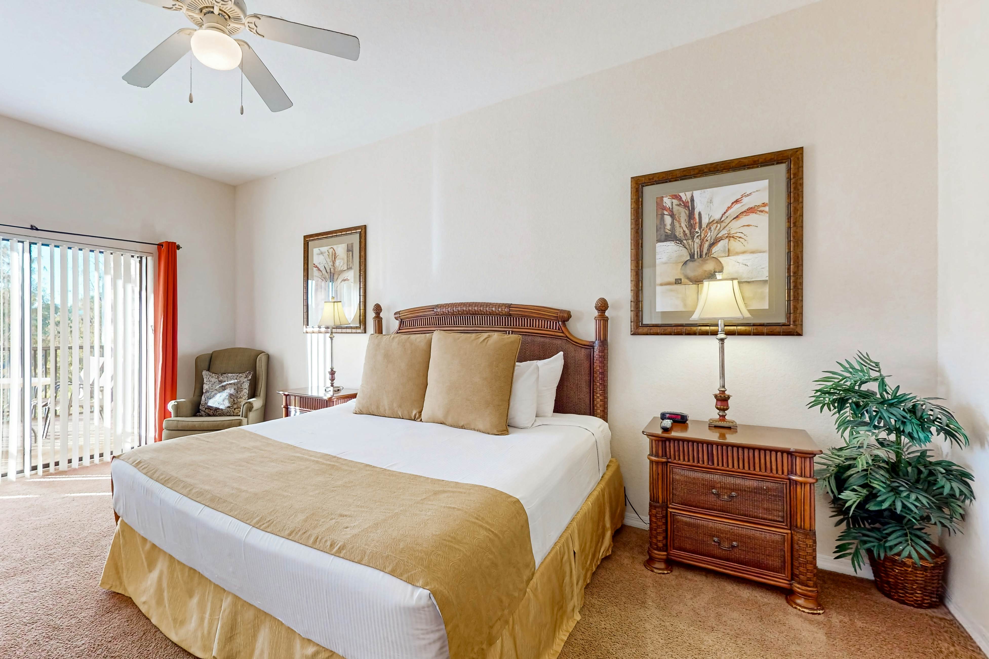 4th floor condo w/ balcony, sauna, hot tub, gym, pools, near theme parks