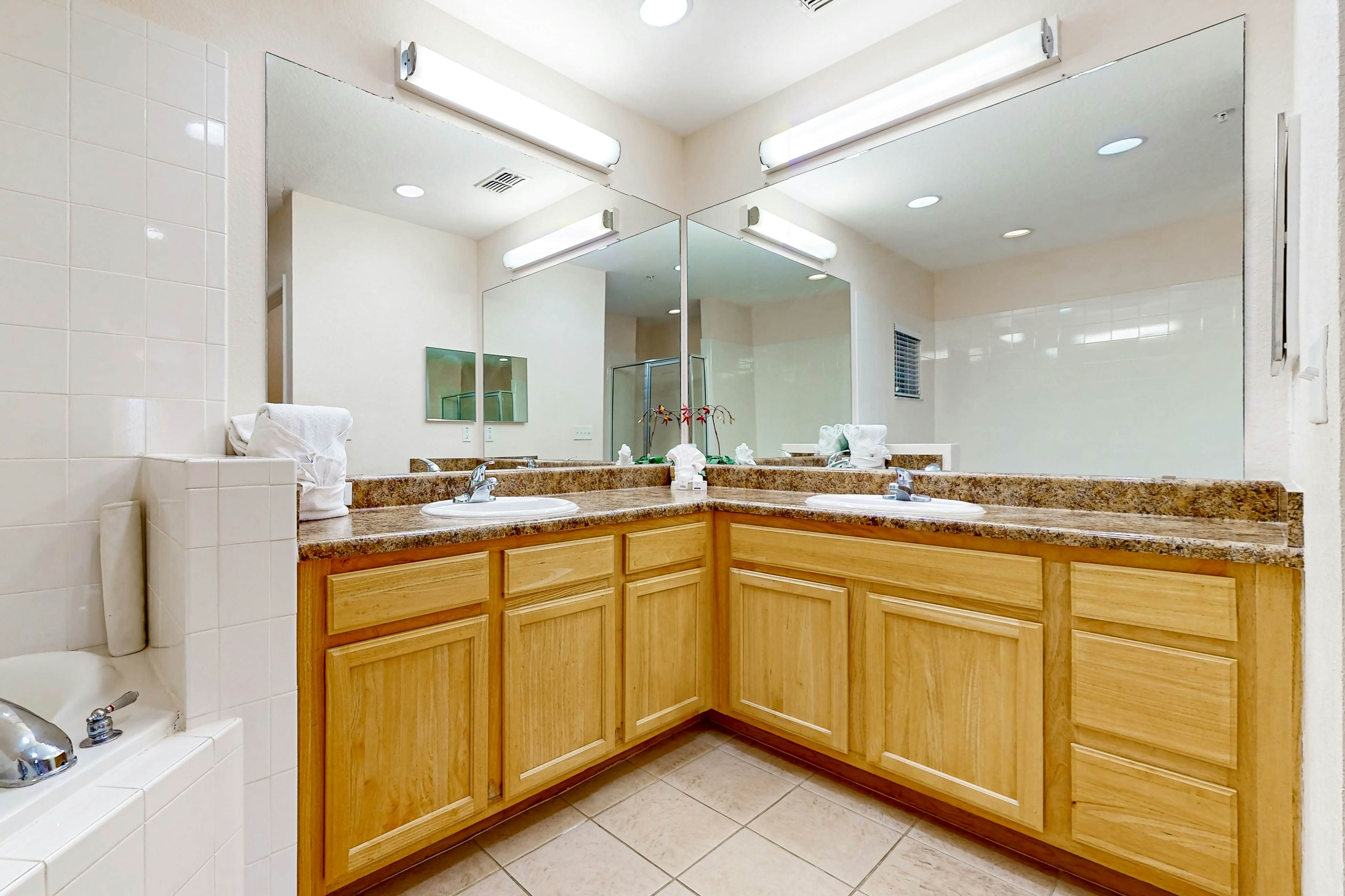 4th floor condo w/ balcony, sauna, hot tub, gym, pools, near theme parks