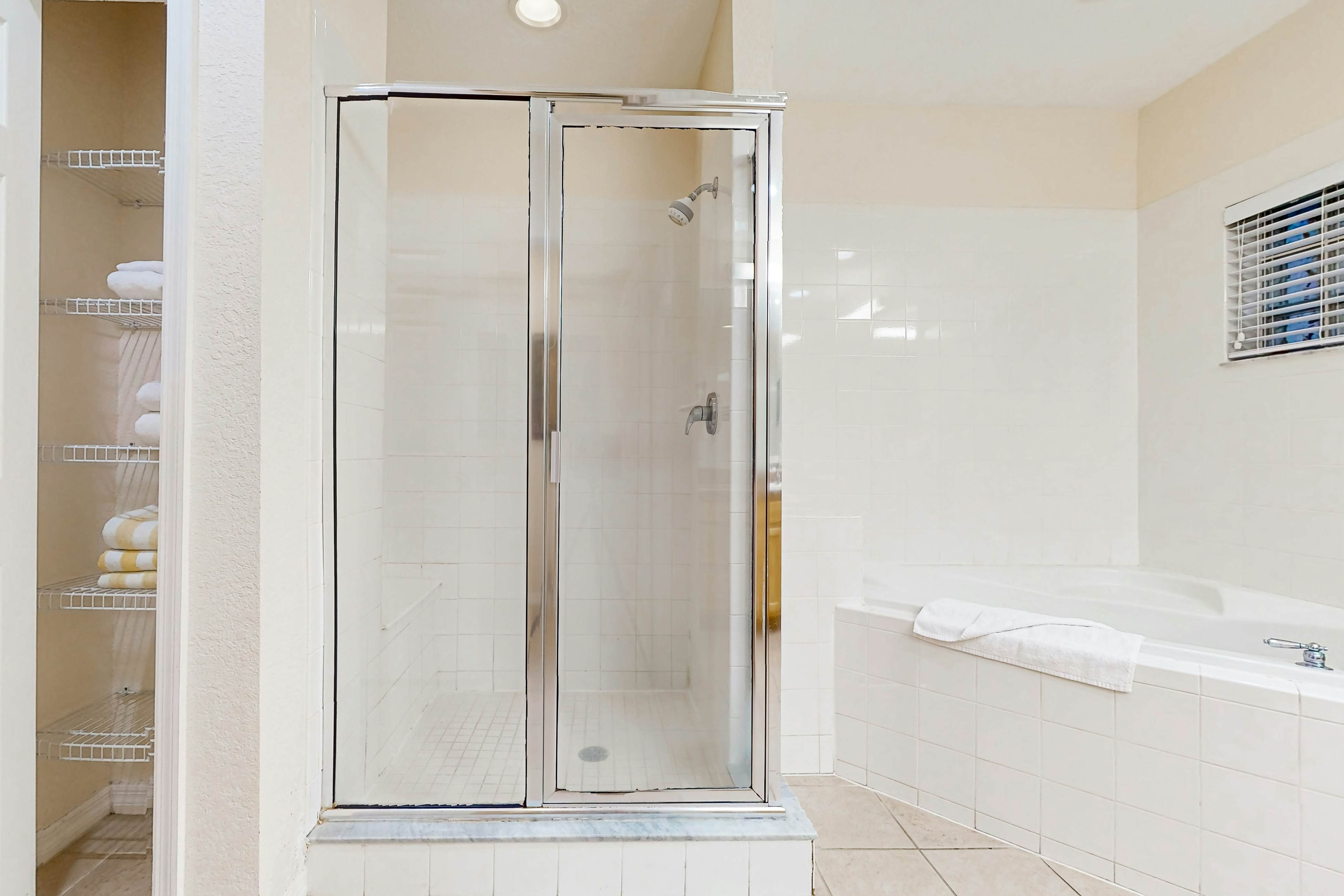 4th floor condo w/ balcony, sauna, hot tub, gym, pools, near theme parks