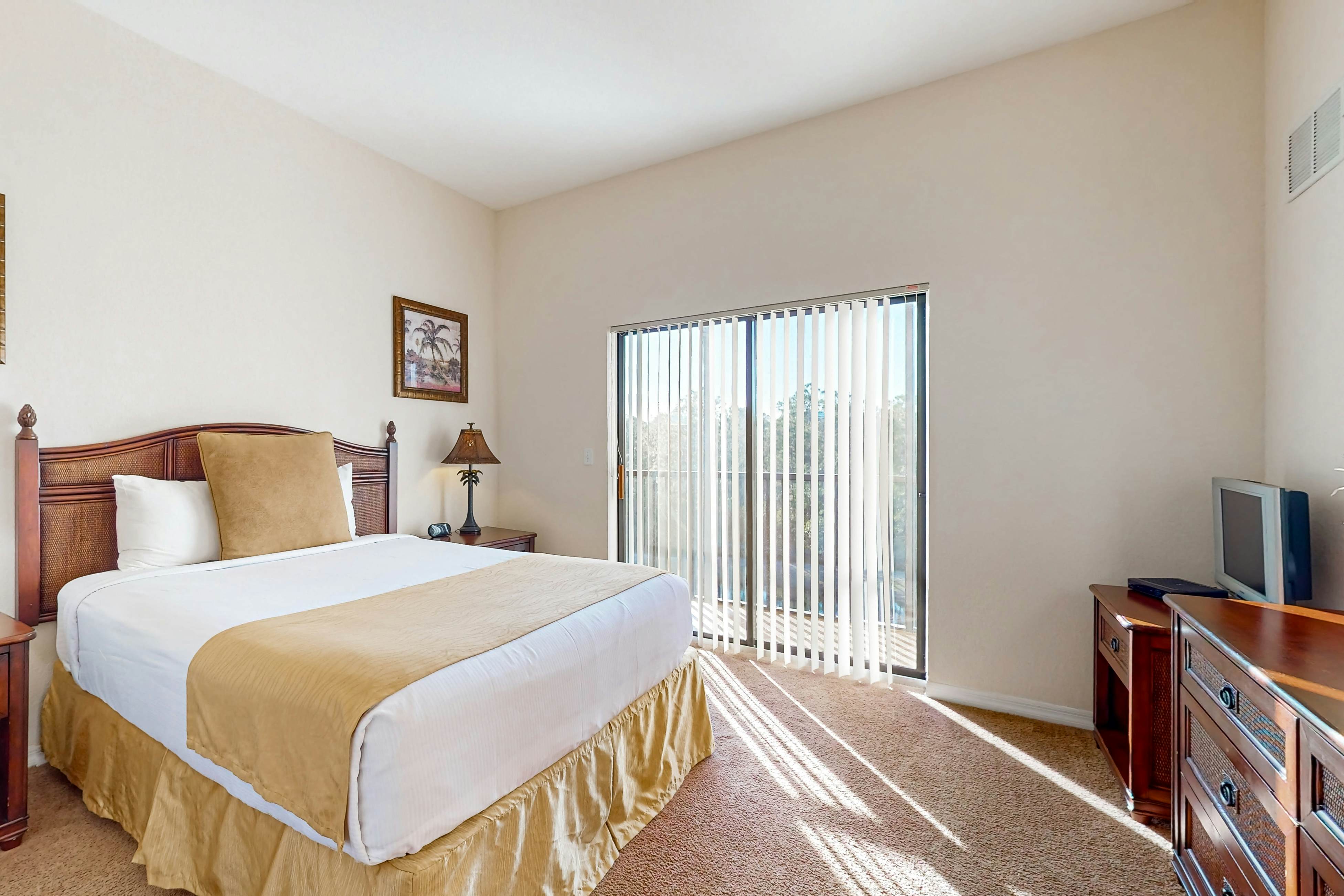 4th floor condo w/ balcony, sauna, hot tub, gym, pools, near theme parks