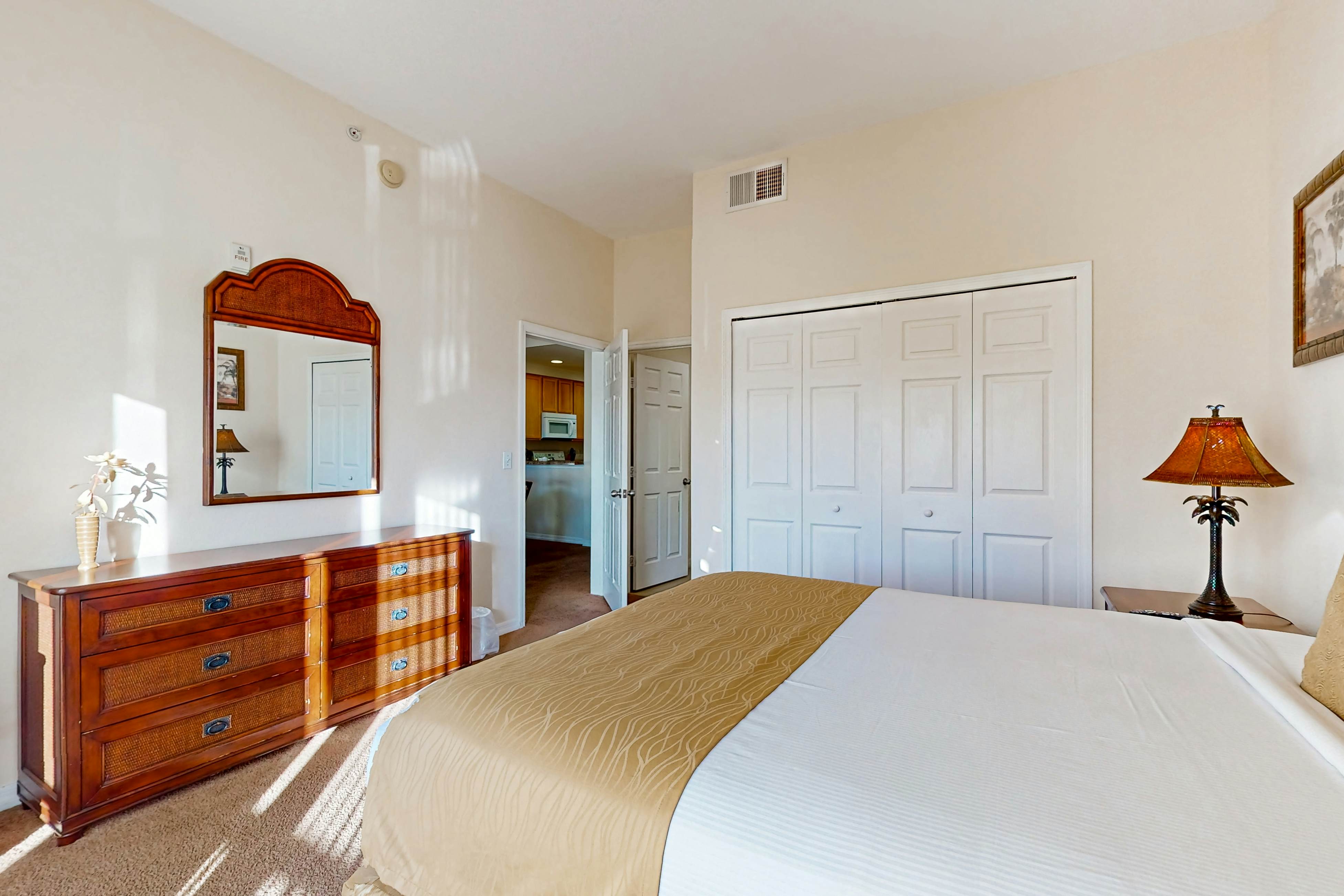 4th floor condo w/ balcony, sauna, hot tub, gym, pools, near theme parks