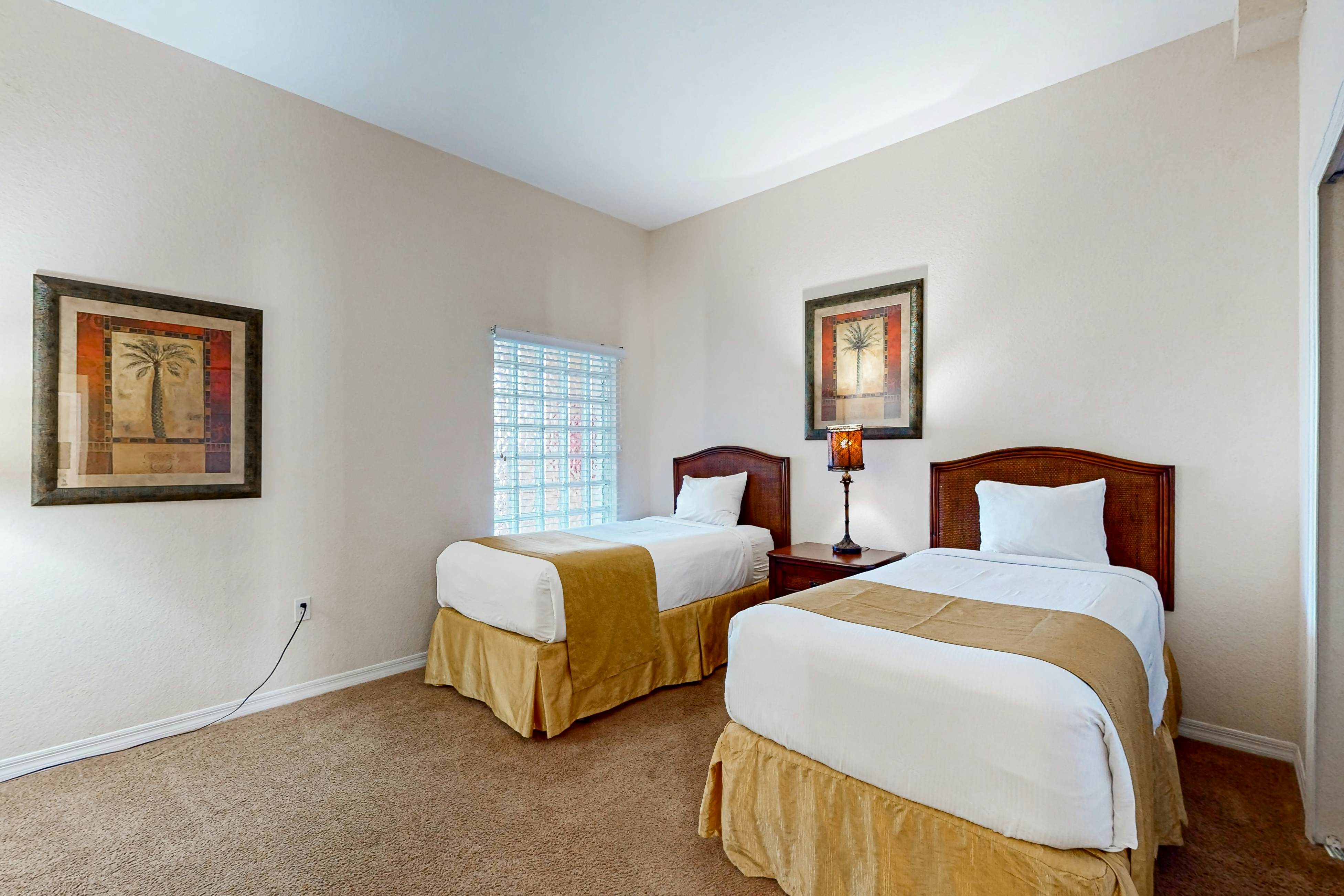 4th floor condo w/ balcony, sauna, hot tub, gym, pools, near theme parks