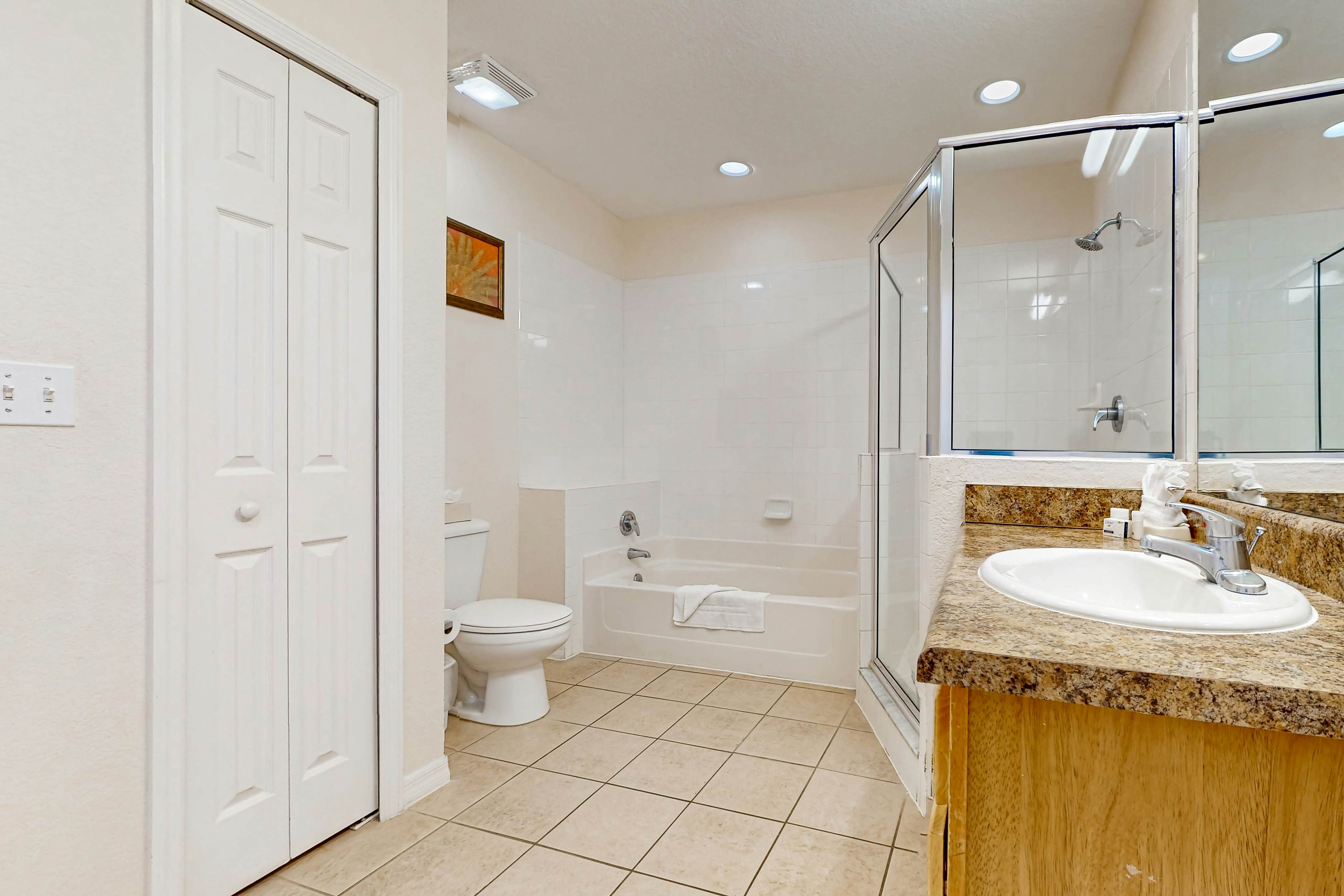 4th floor condo w/ balcony, sauna, hot tub, gym, pools, near theme parks