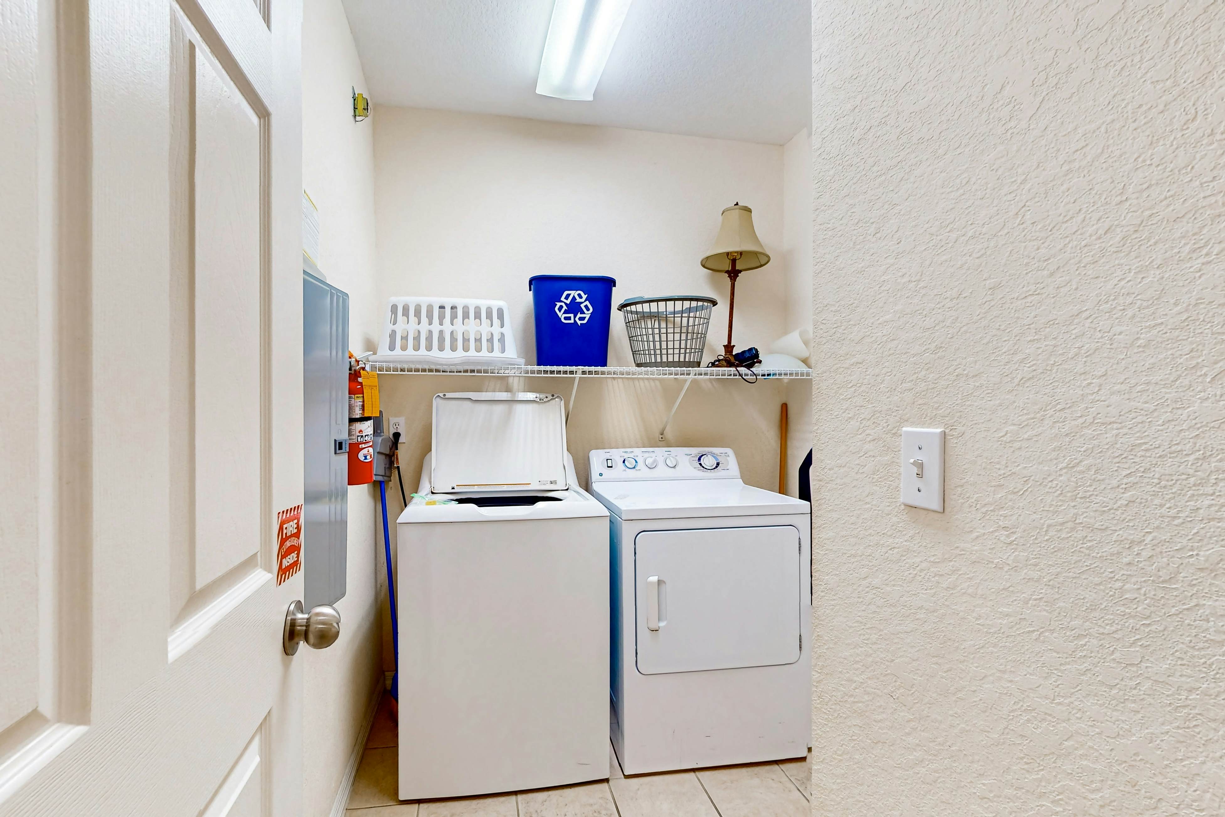 4th floor condo w/ balcony, sauna, hot tub, gym, pools, near theme parks