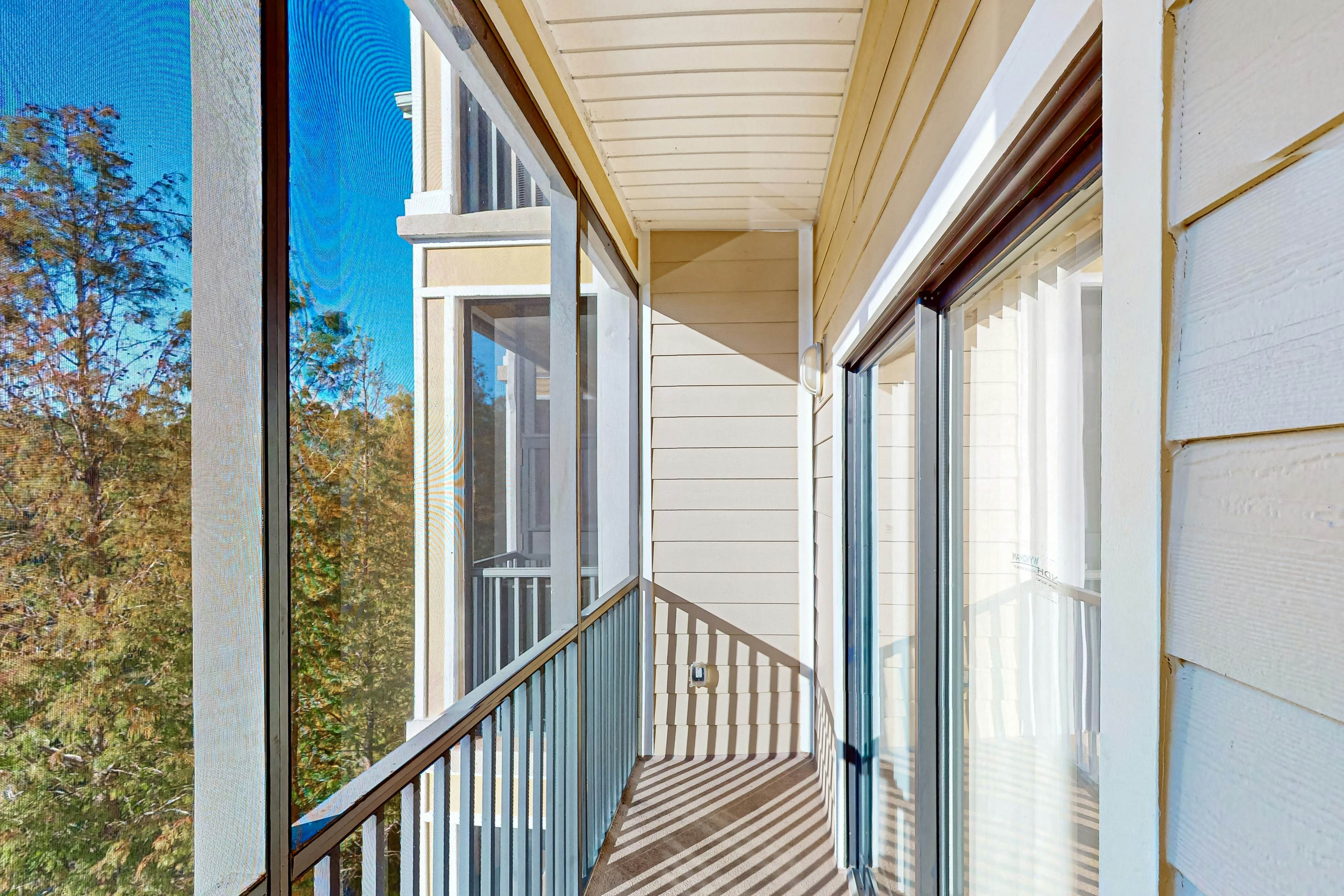 4th floor condo w/ balcony, sauna, hot tub, gym, pools, near theme parks