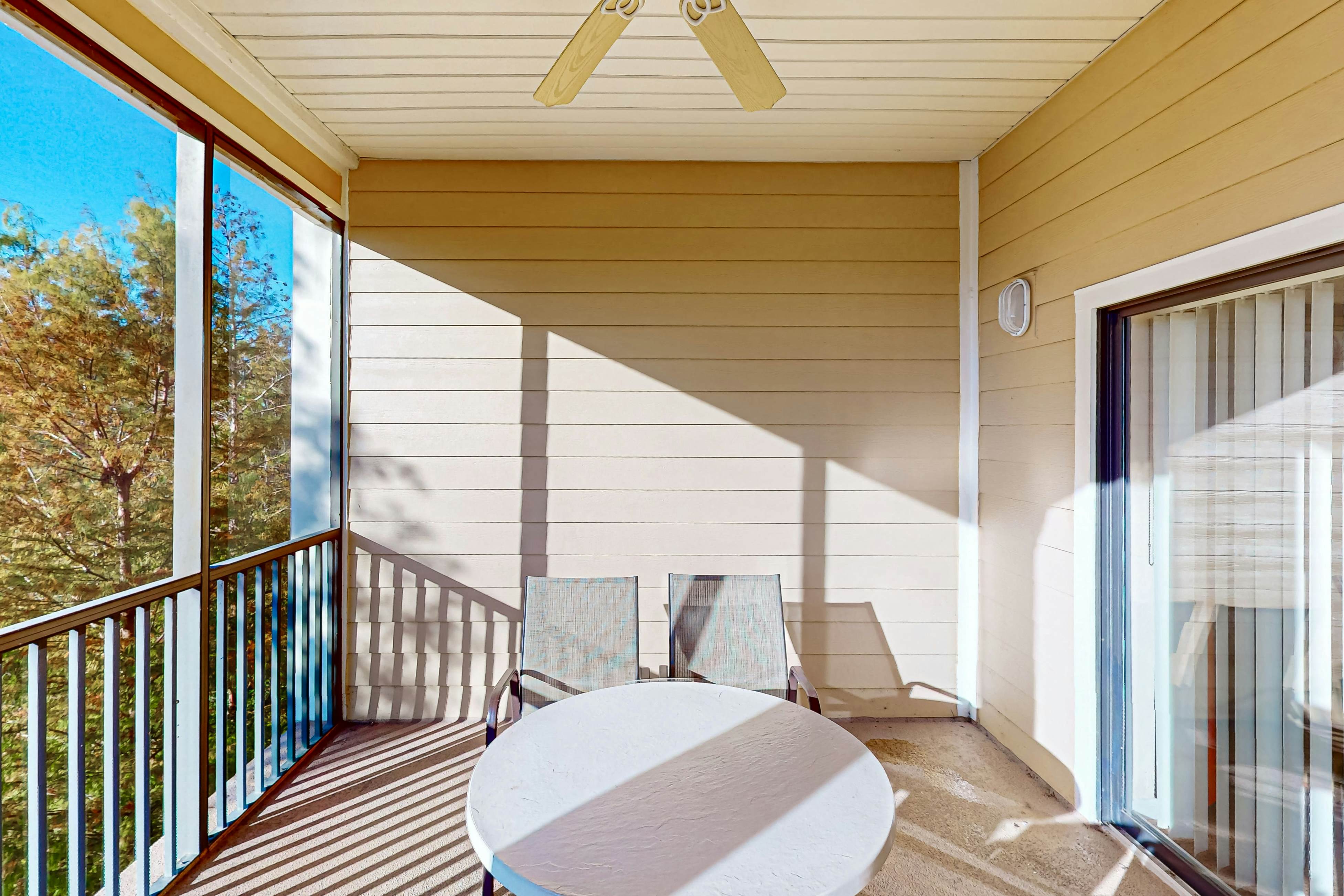 4th floor condo w/ balcony, sauna, hot tub, gym, pools, near theme parks