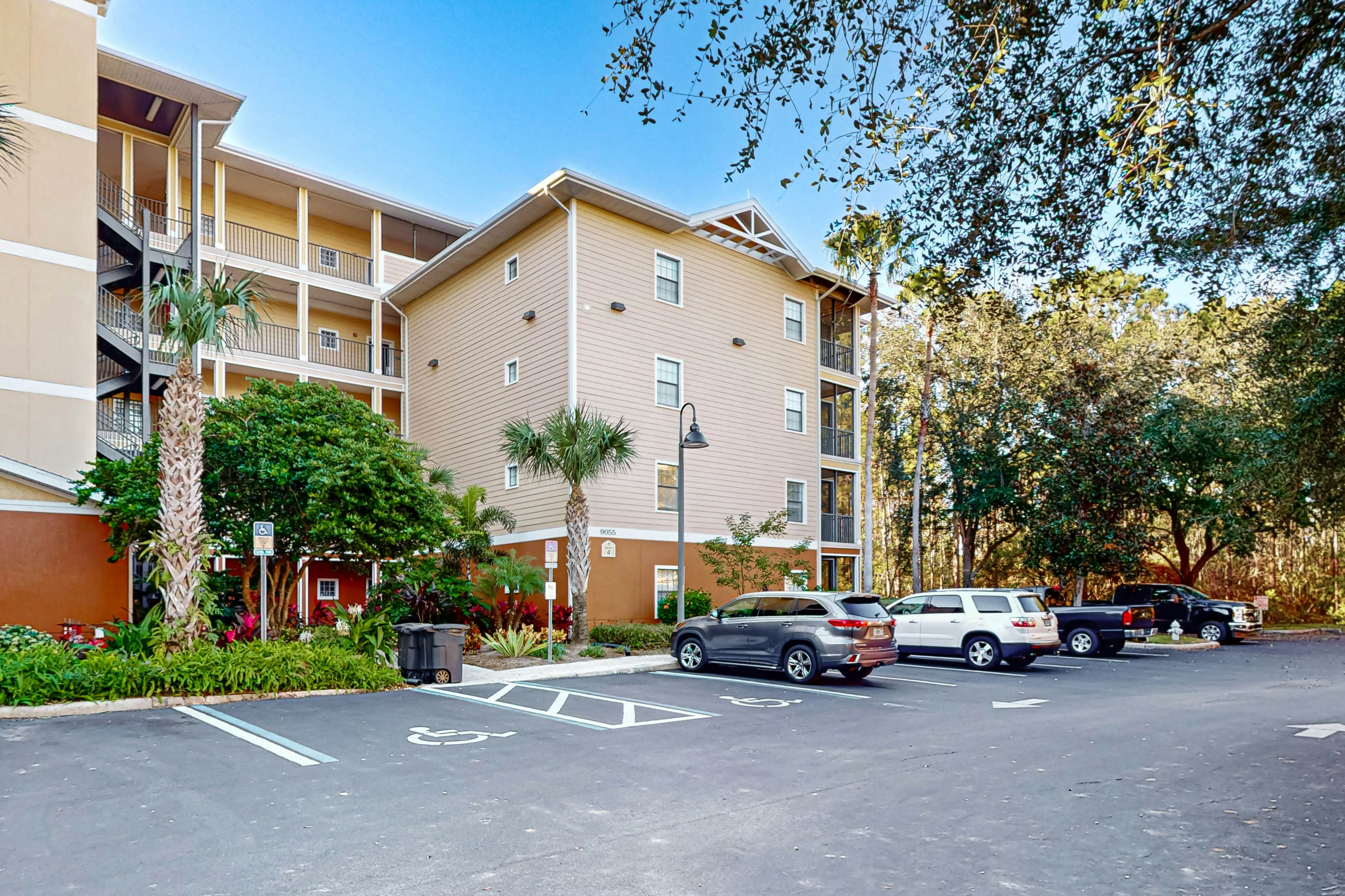 4th floor condo w/ balcony, sauna, hot tub, gym, pools, near theme parks