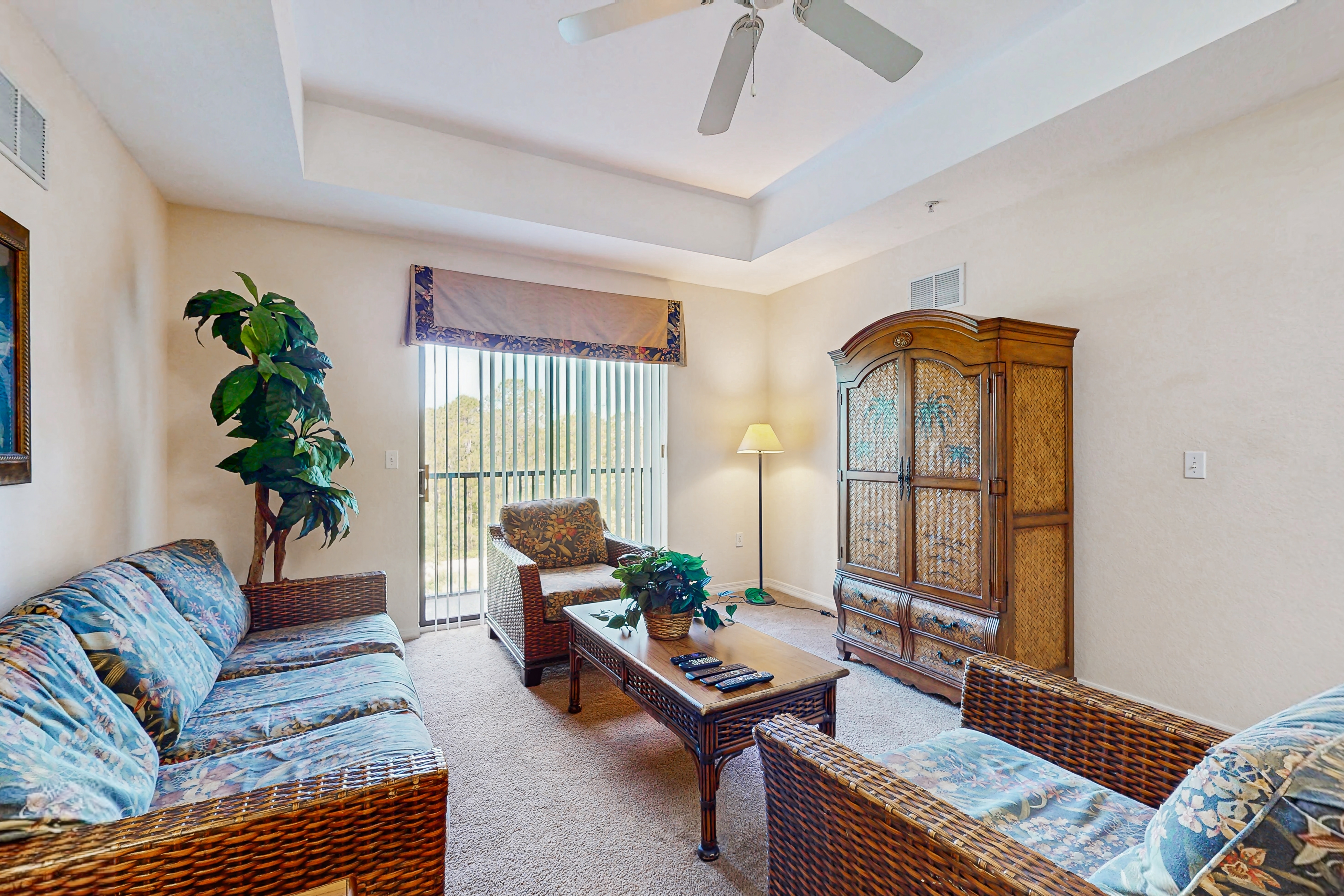 4th floor condo w/ hot tub, balcony, shared pools, sauna, gym, near theme parks