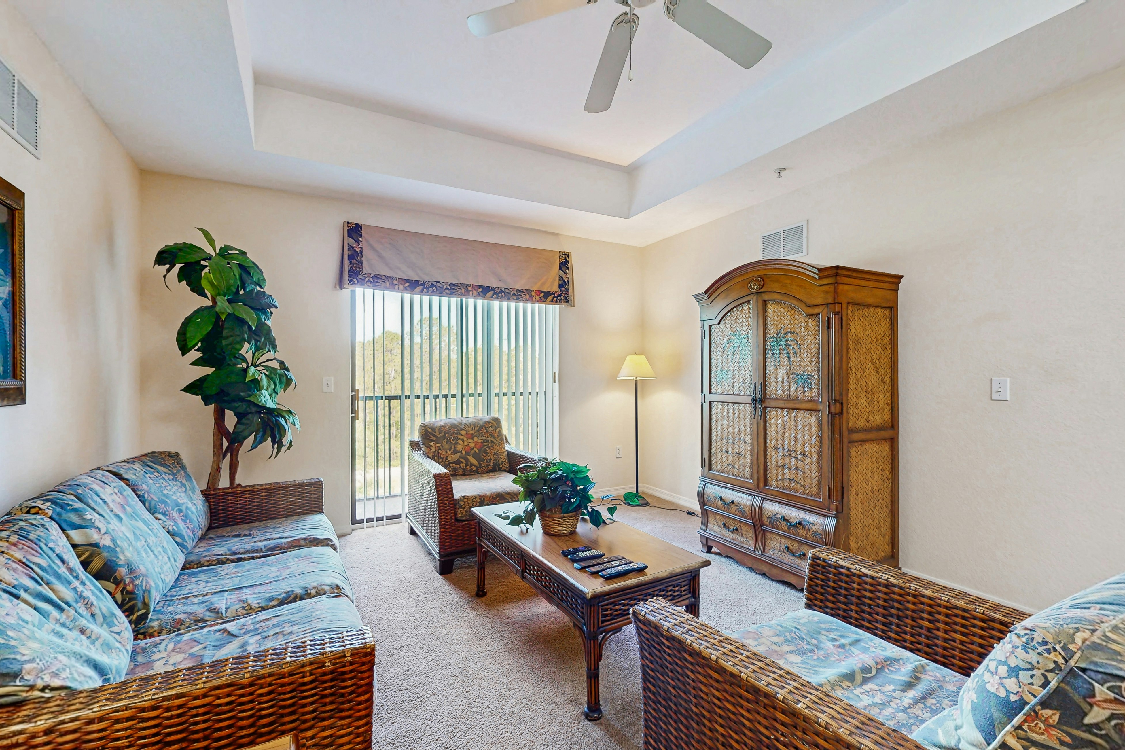 4th floor condo w/ hot tub, balcony, shared pools, sauna, gym, near theme parks