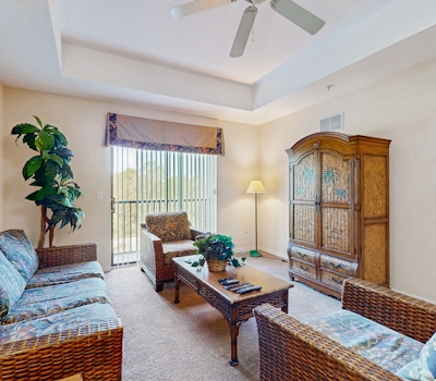 4th floor condo w/ hot tub, balcony, shared pools, sauna, gym, near theme parks