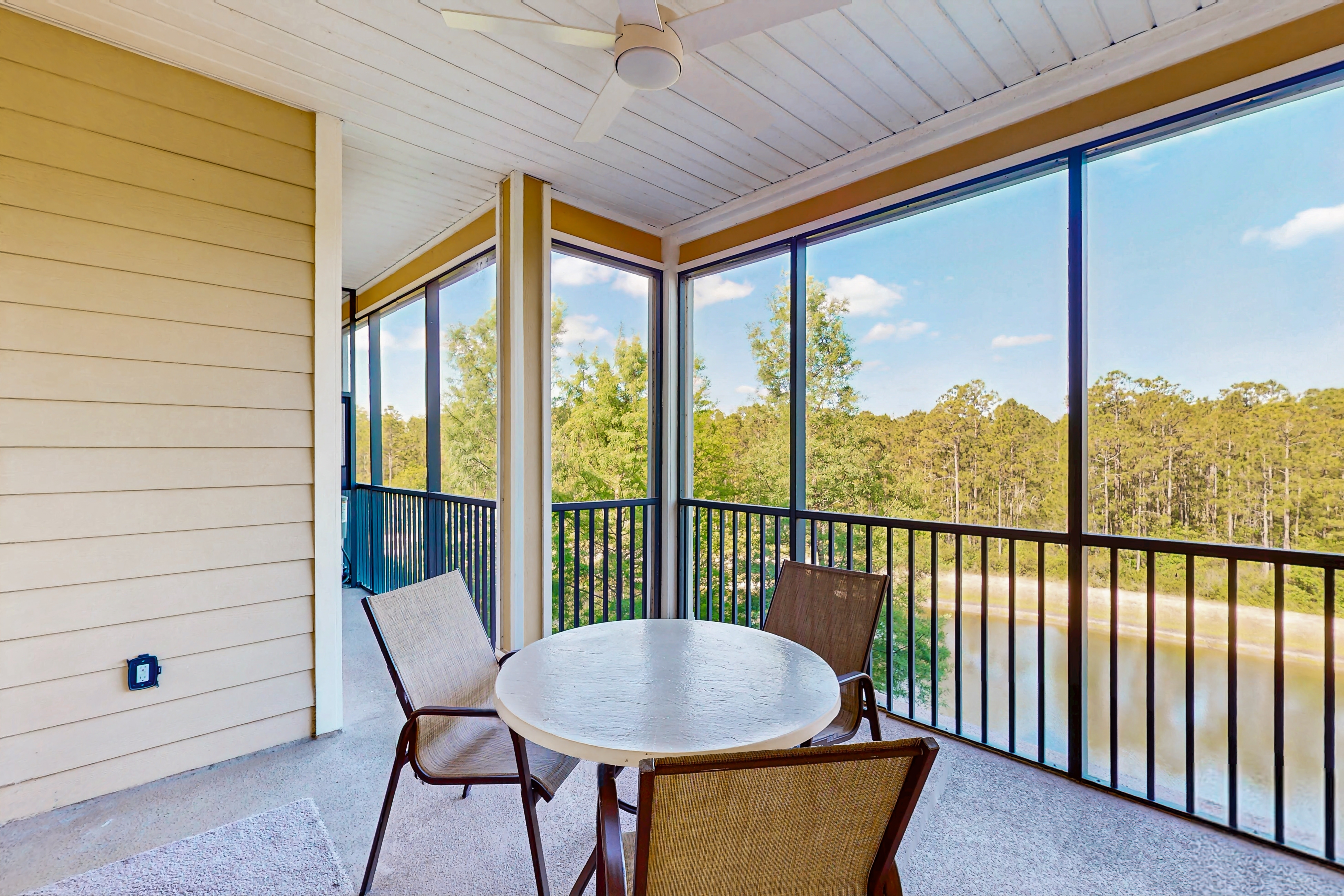 4th floor condo w/ hot tub, balcony, shared pools, sauna, gym, near theme parks