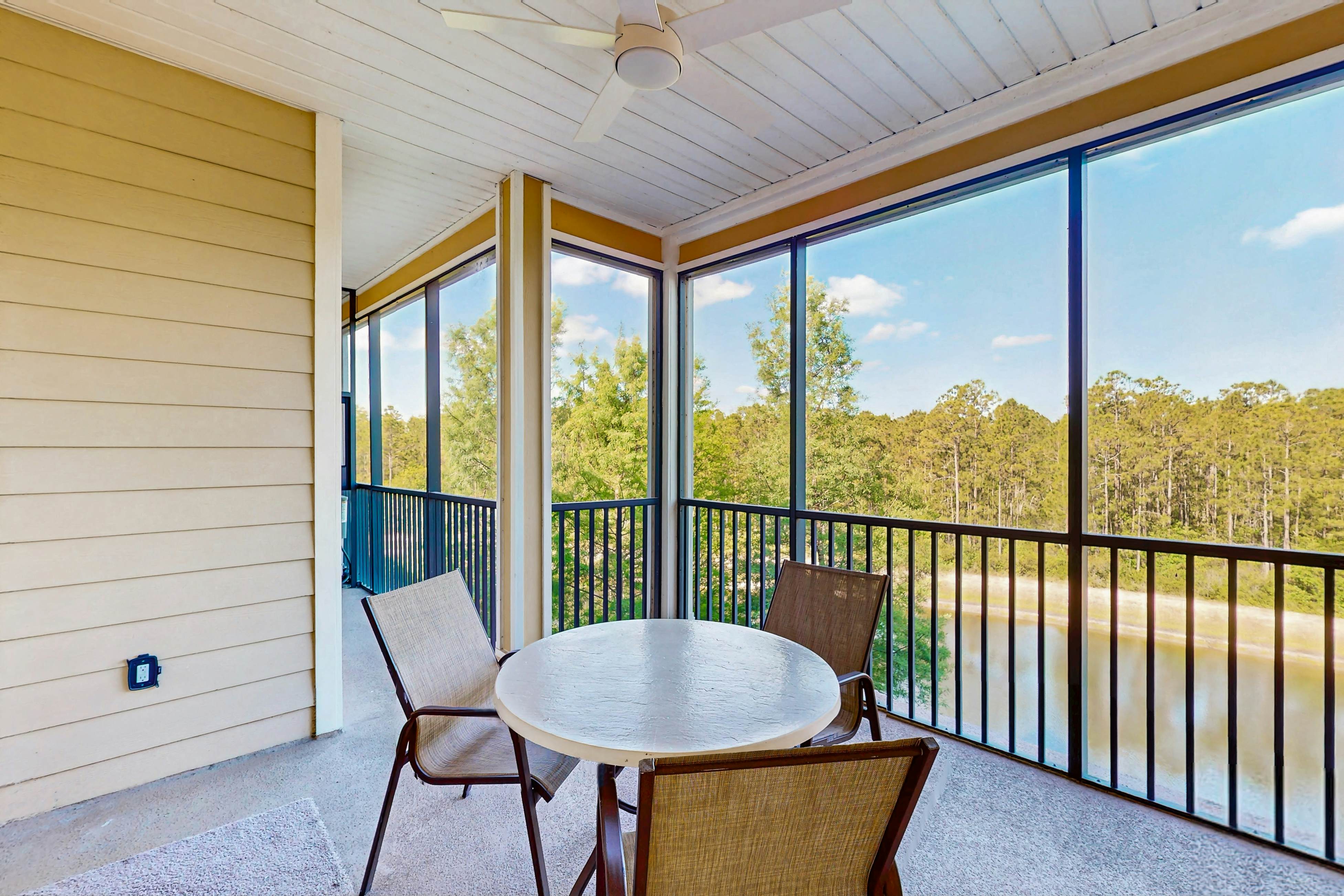 4th floor condo w/ hot tub, balcony, shared pools, sauna, gym, near theme parks