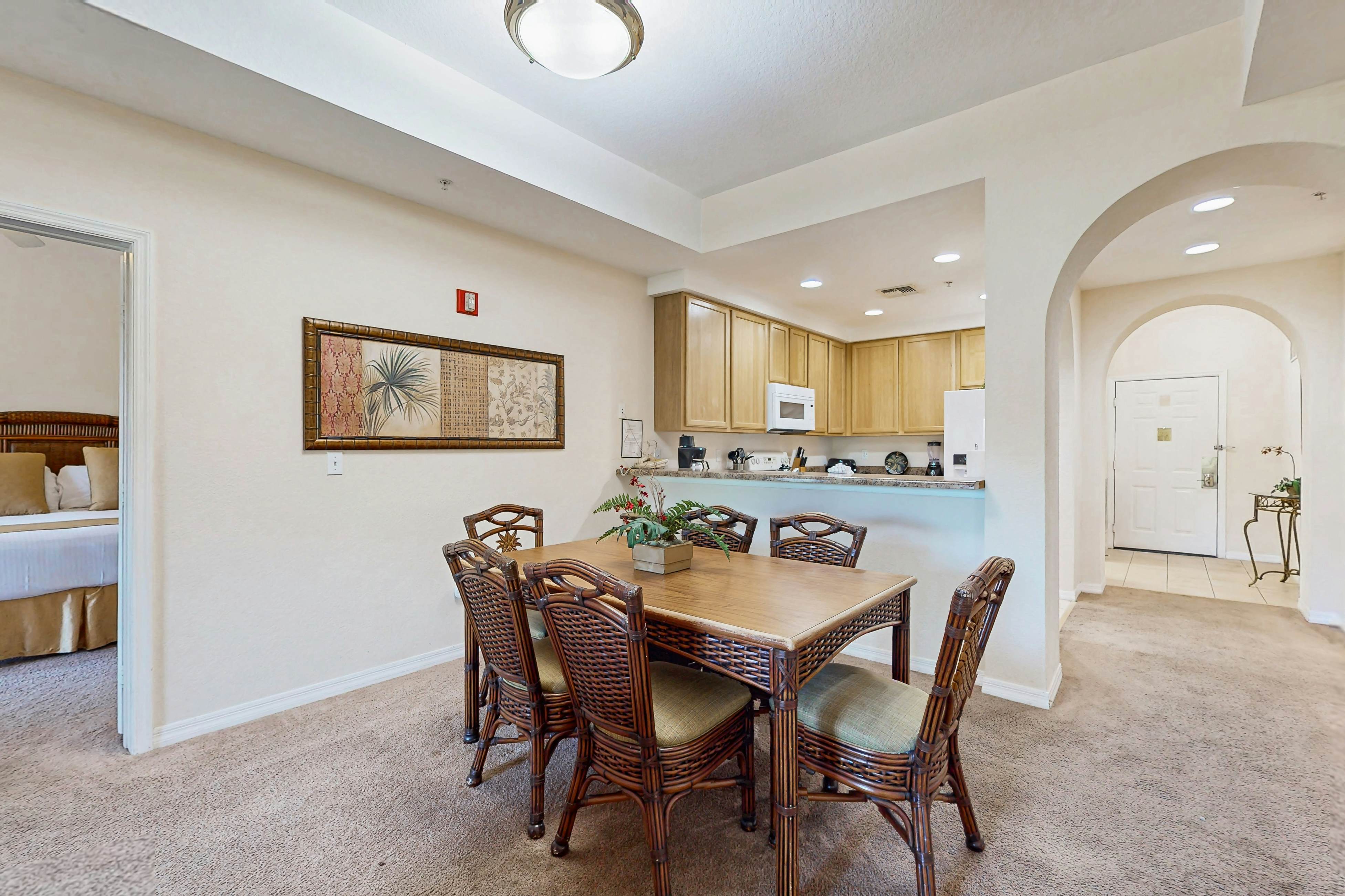 4th floor condo w/ hot tub, balcony, shared pools, sauna, gym, near theme parks