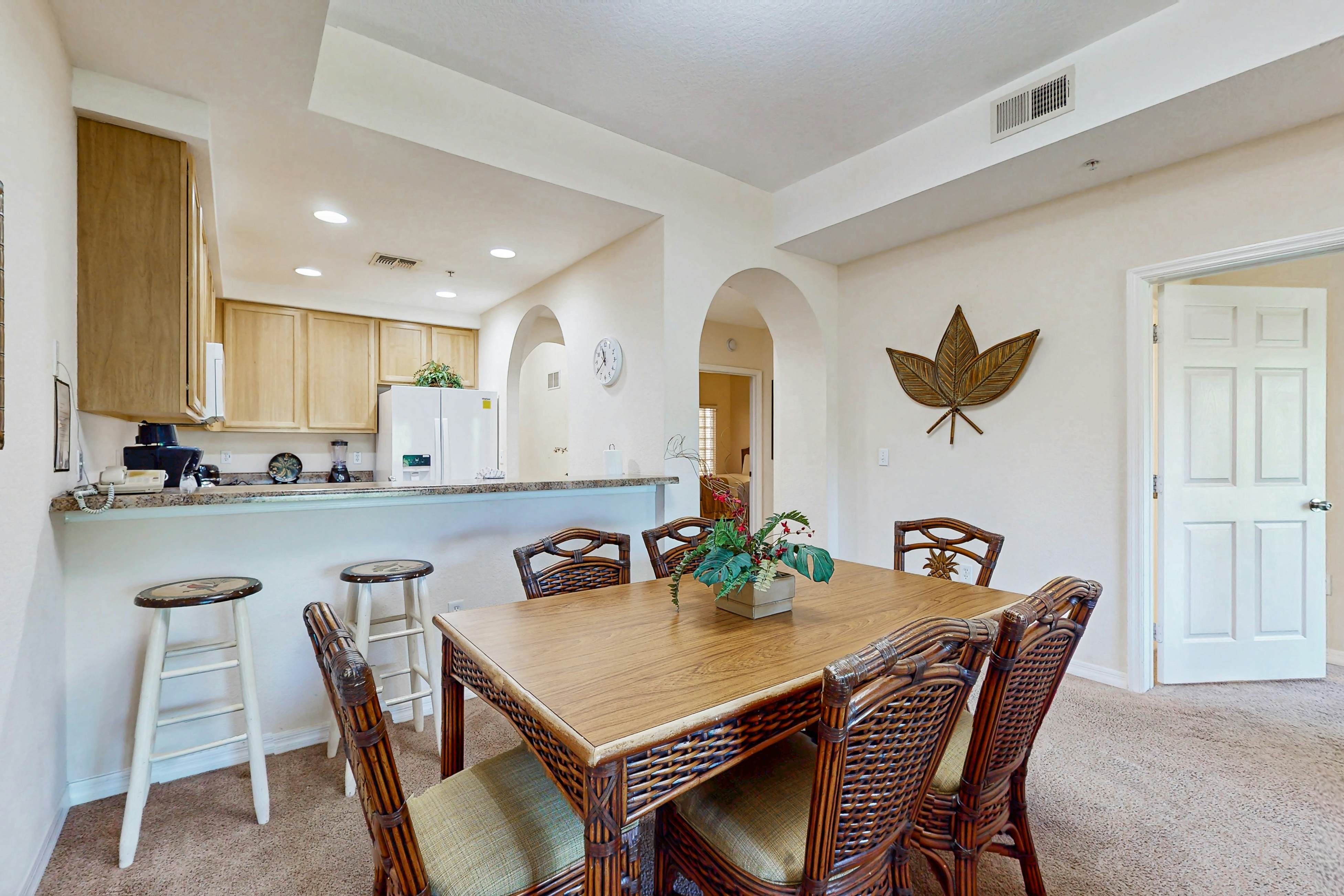 4th floor condo w/ hot tub, balcony, shared pools, sauna, gym, near theme parks