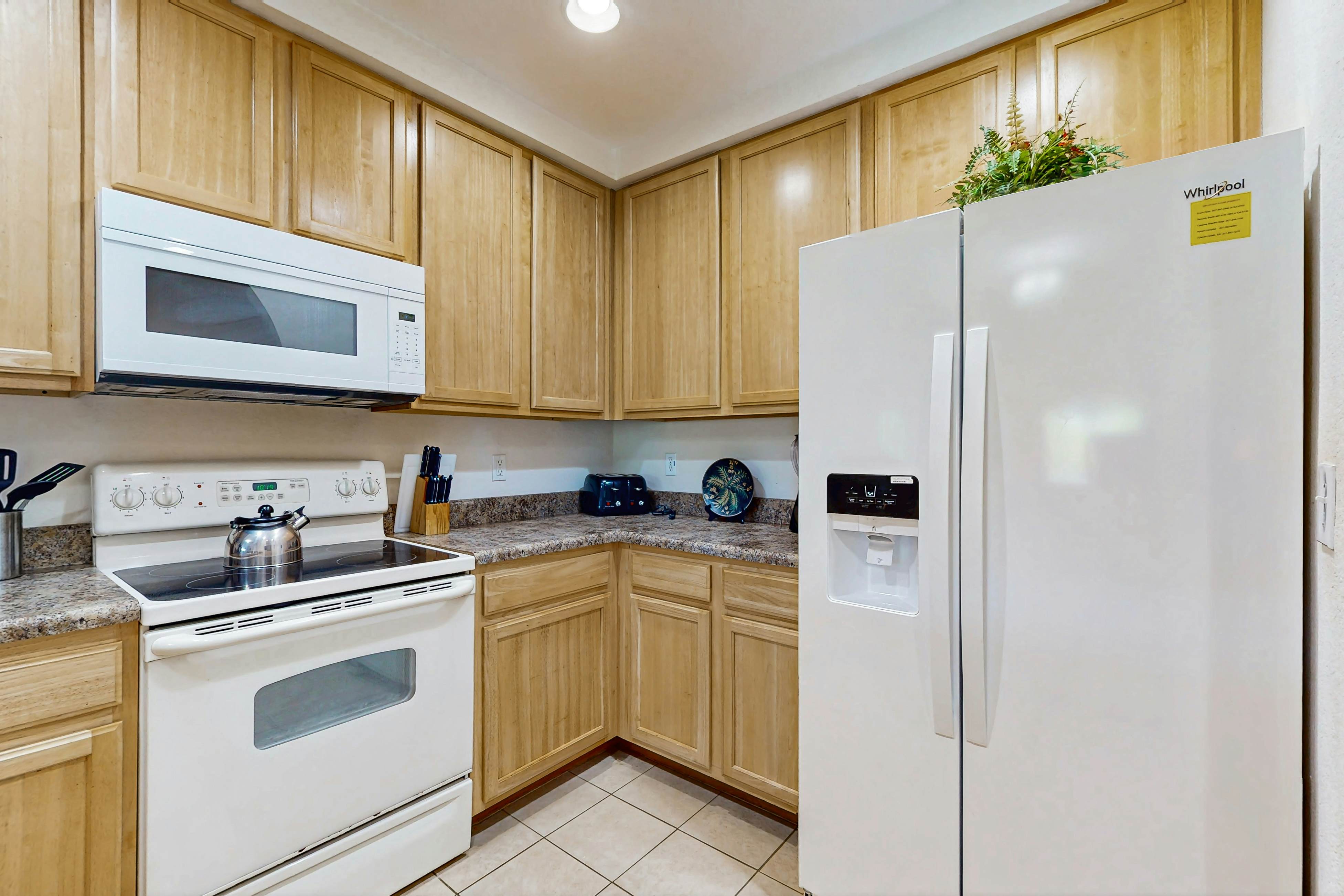 4th floor condo w/ hot tub, balcony, shared pools, sauna, gym, near theme parks