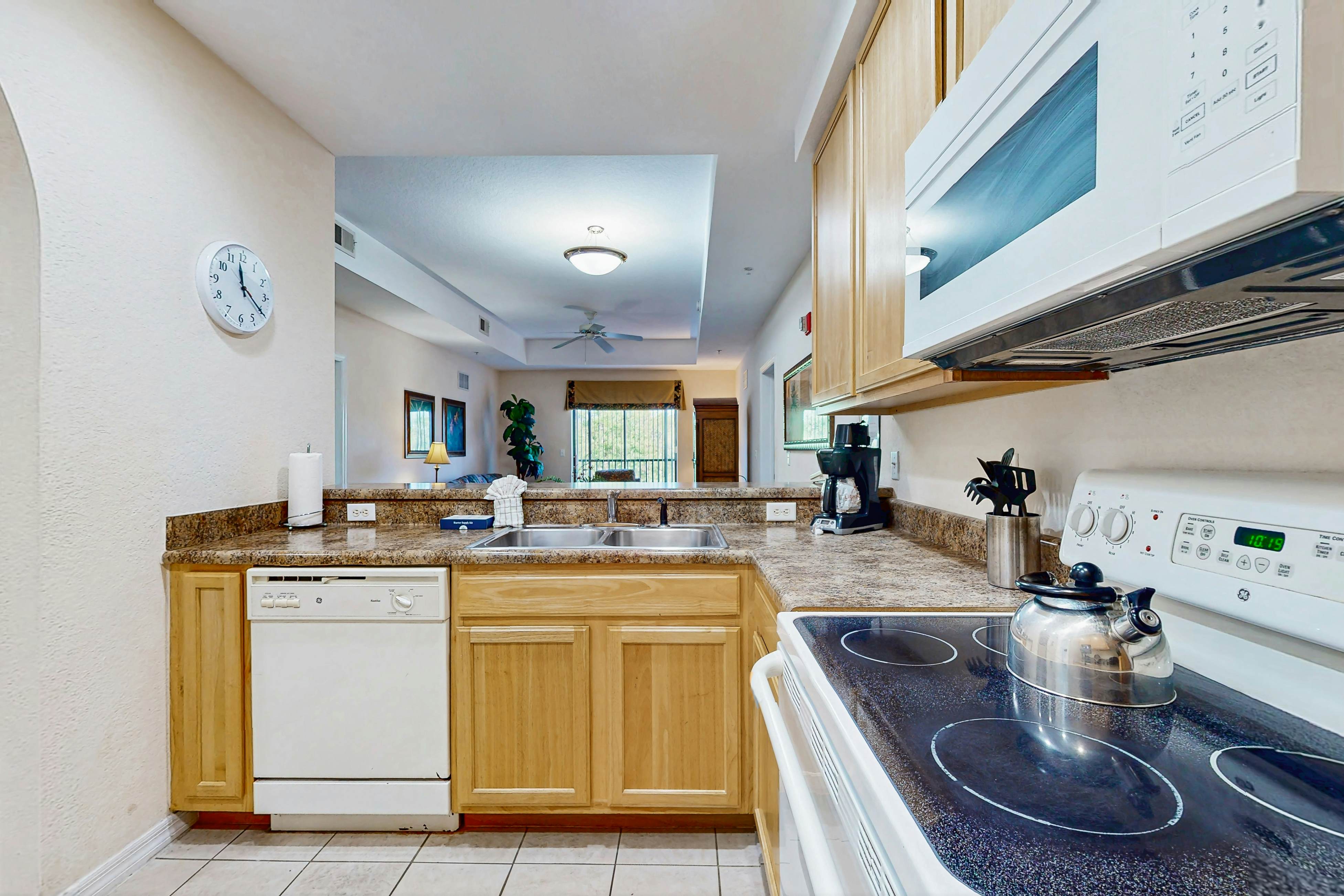 4th floor condo w/ hot tub, balcony, shared pools, sauna, gym, near theme parks