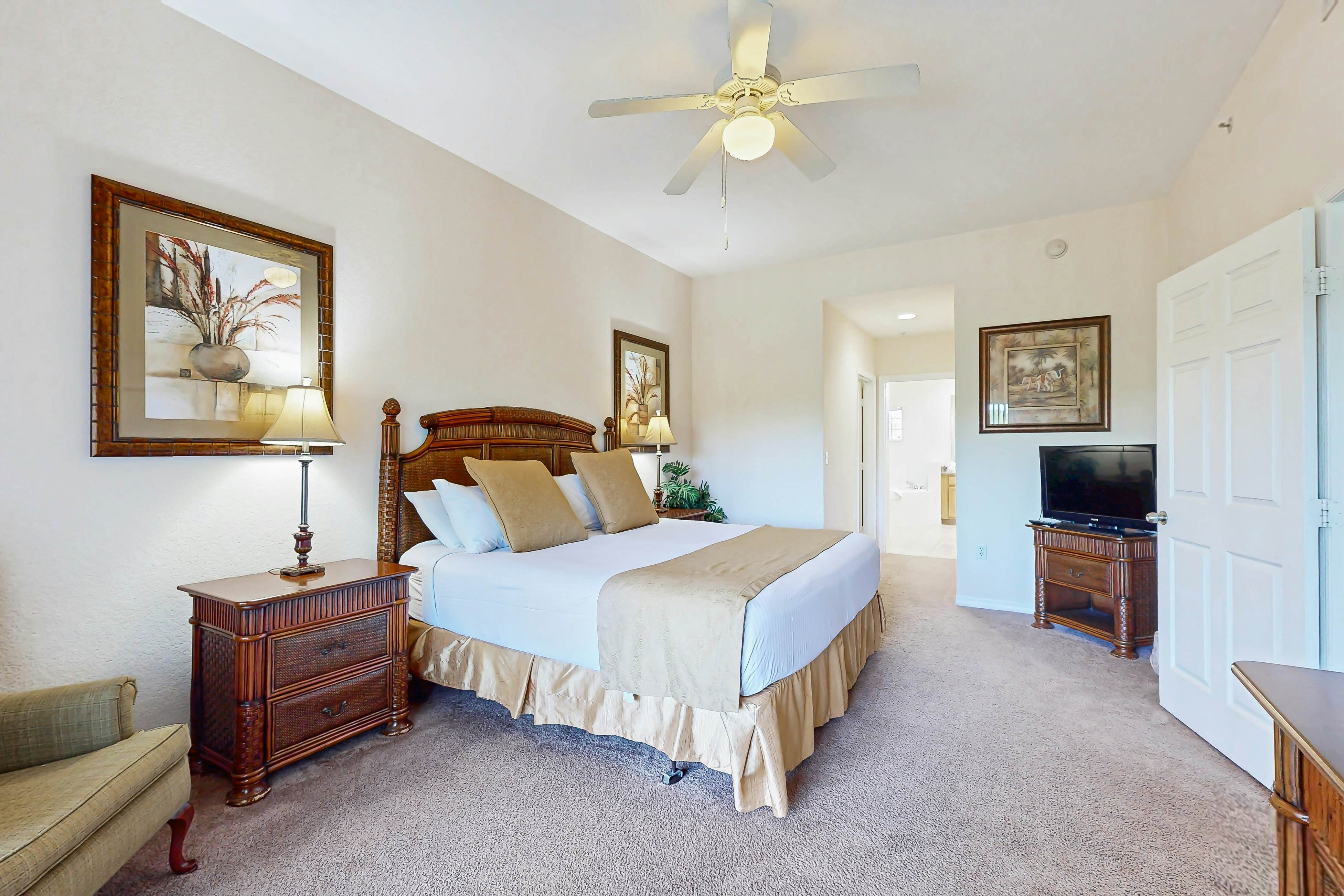 4th floor condo w/ hot tub, balcony, shared pools, sauna, gym, near theme parks