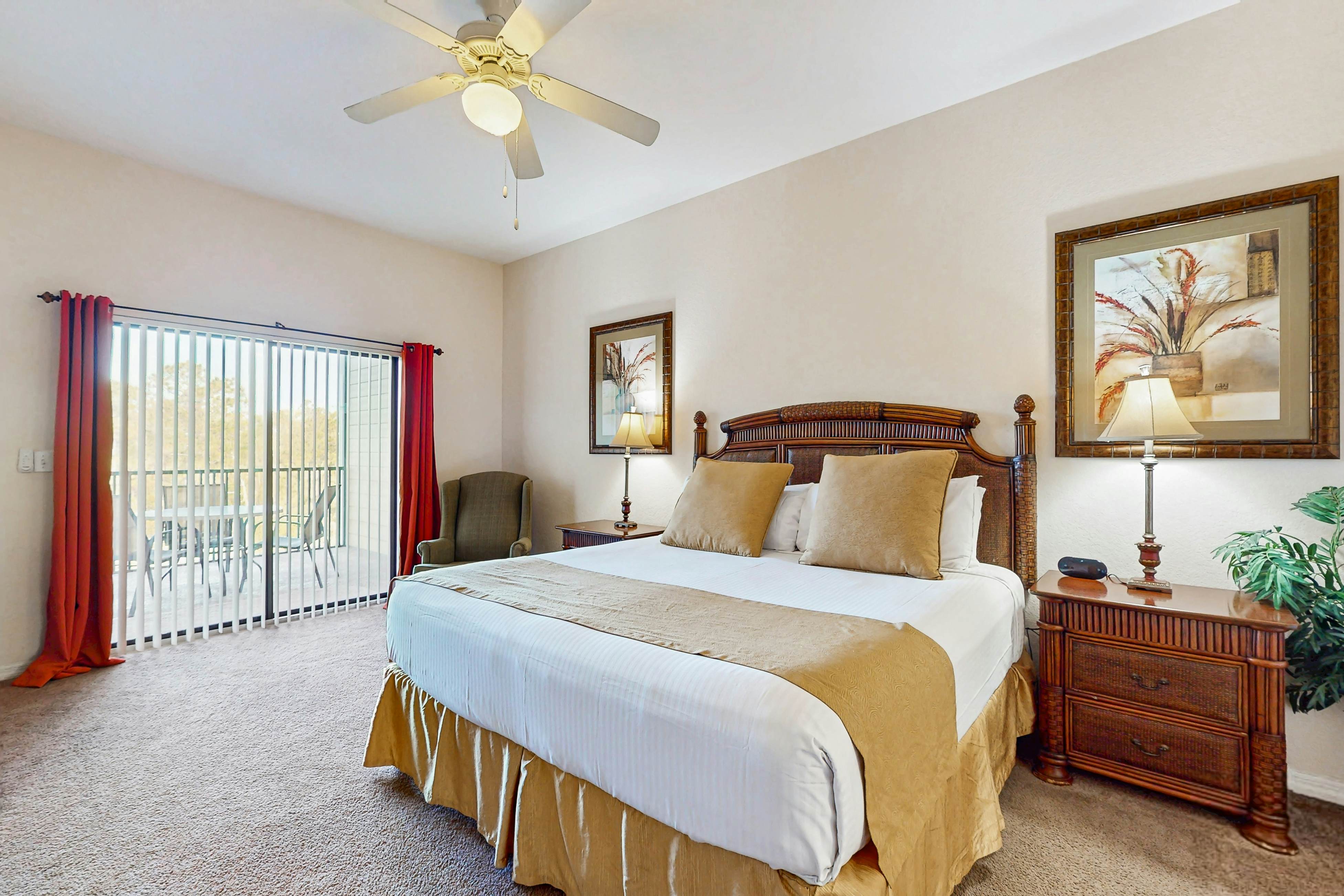 4th floor condo w/ hot tub, balcony, shared pools, sauna, gym, near theme parks