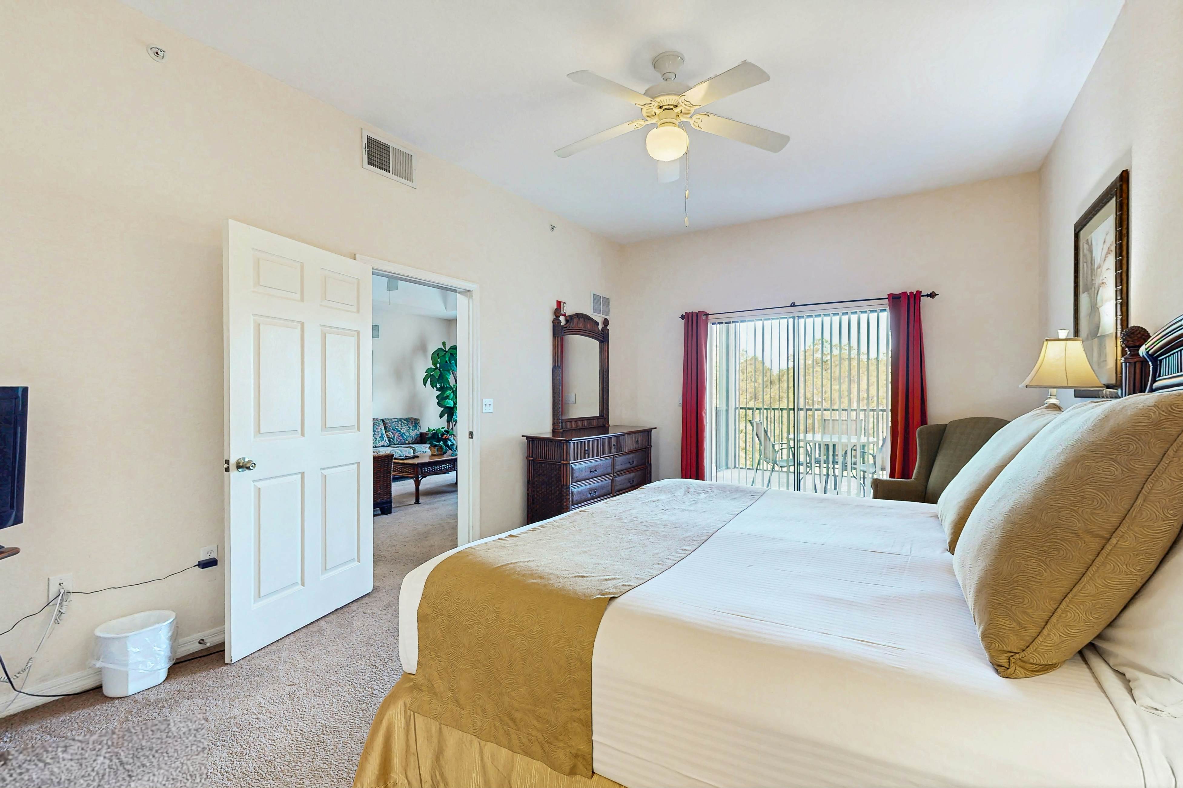 4th floor condo w/ hot tub, balcony, shared pools, sauna, gym, near theme parks